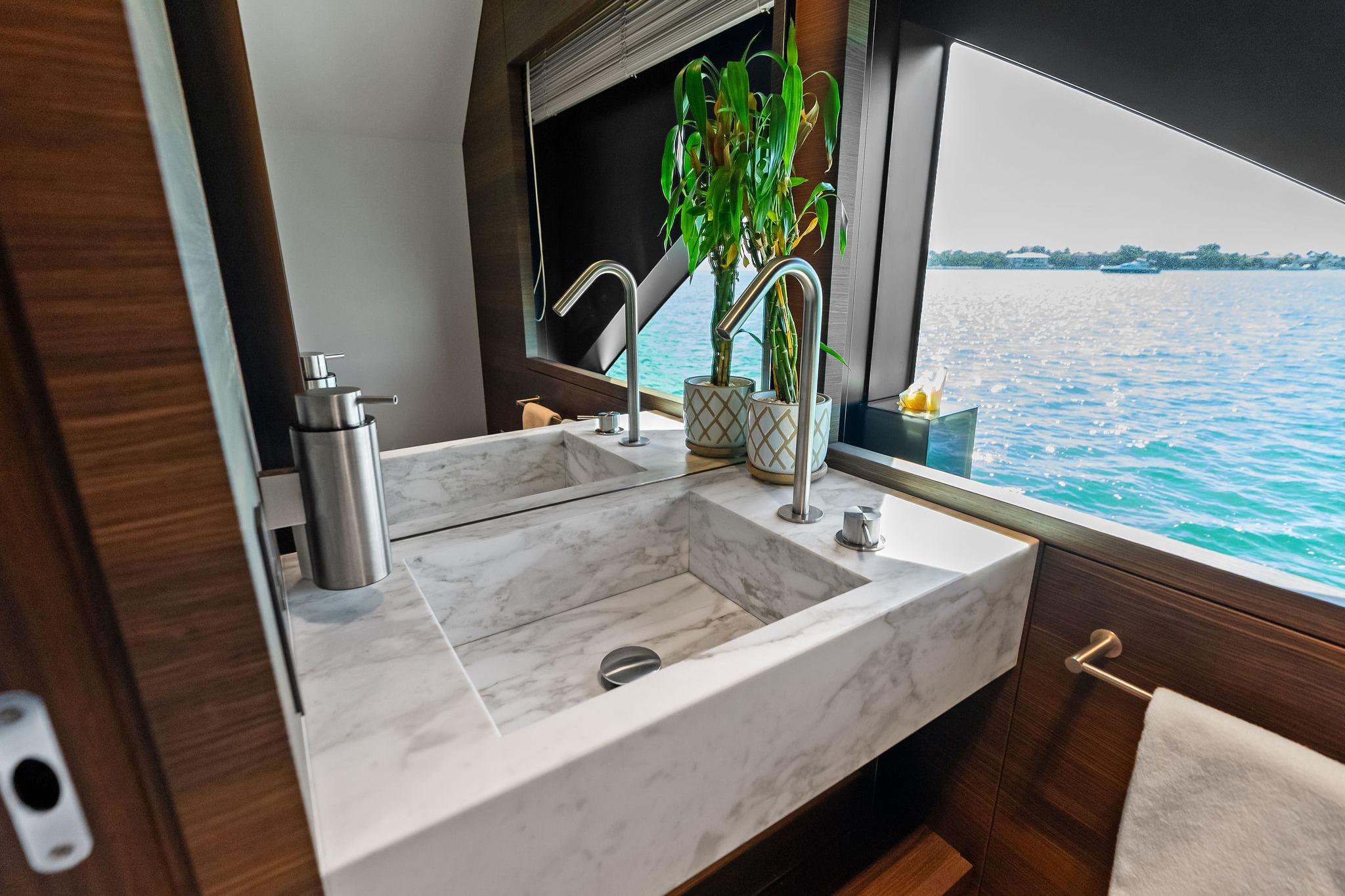 2023 Custom Line Navetta 33 - 85