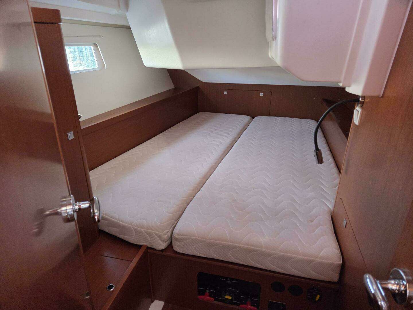 2014 Beneteau Oceanis 41 - Image 5