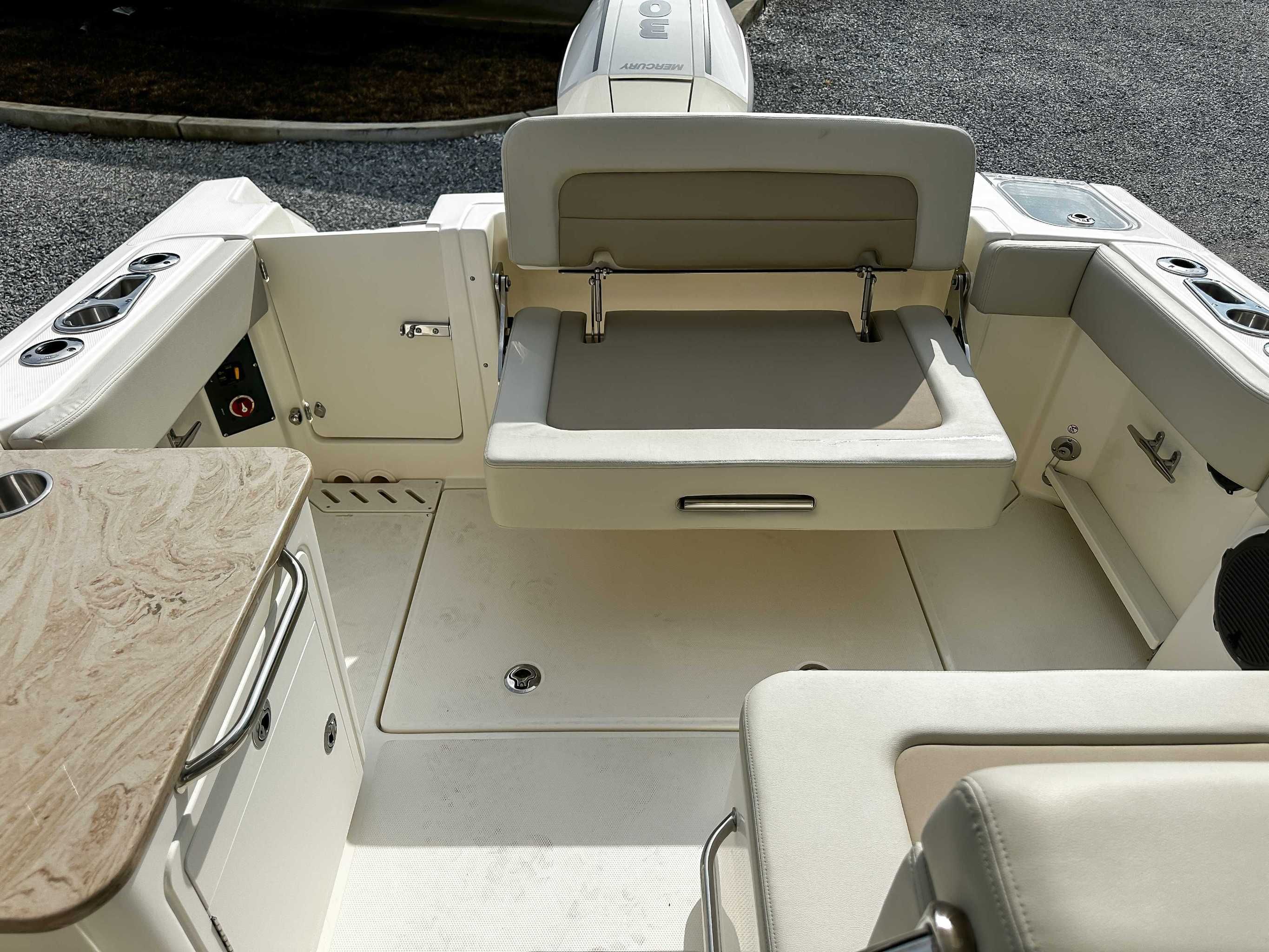2025 Boston Whaler 240 Vantage - 18