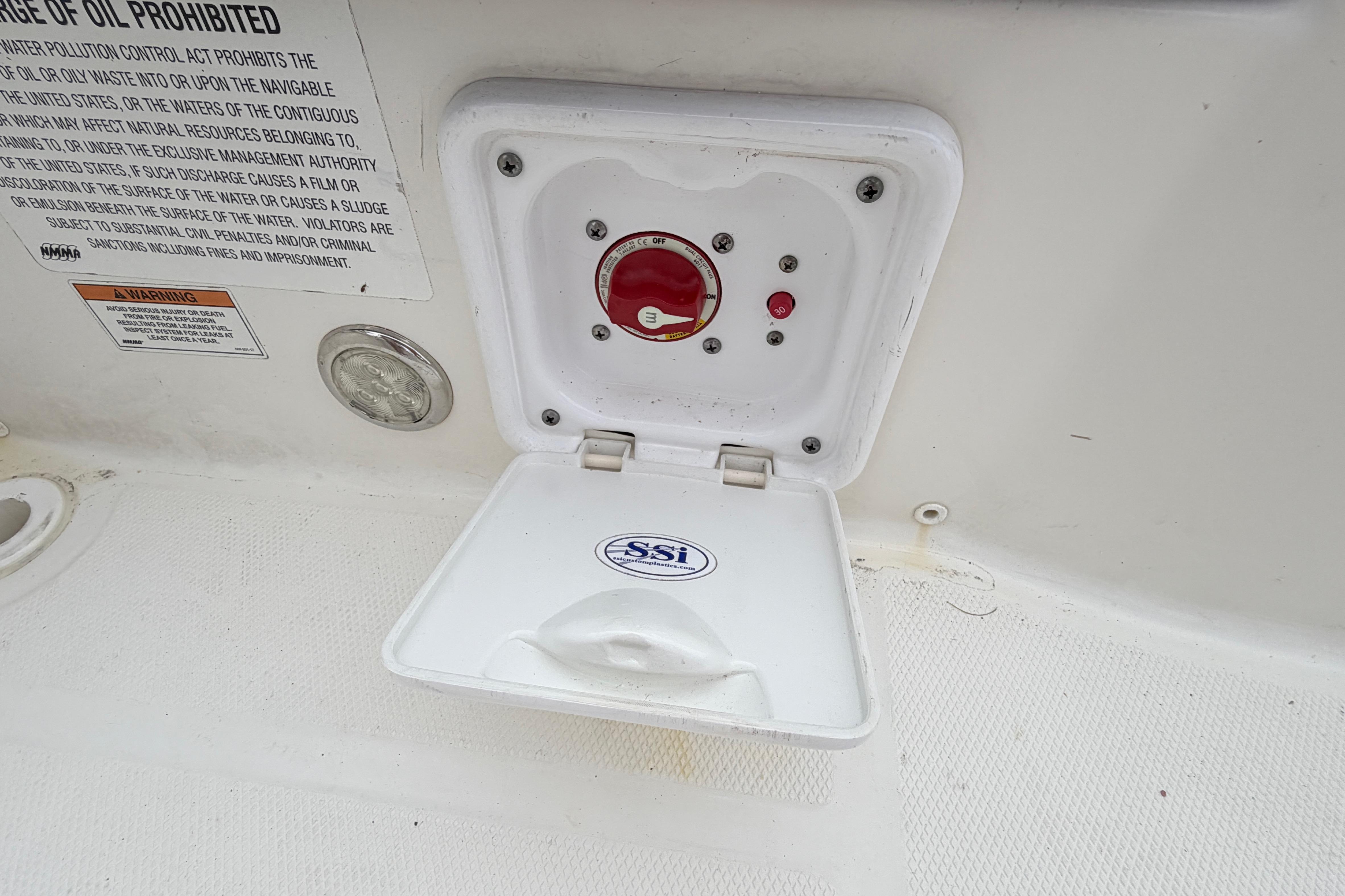2019 World Cat 230 DC boat battery switch and warning labels.