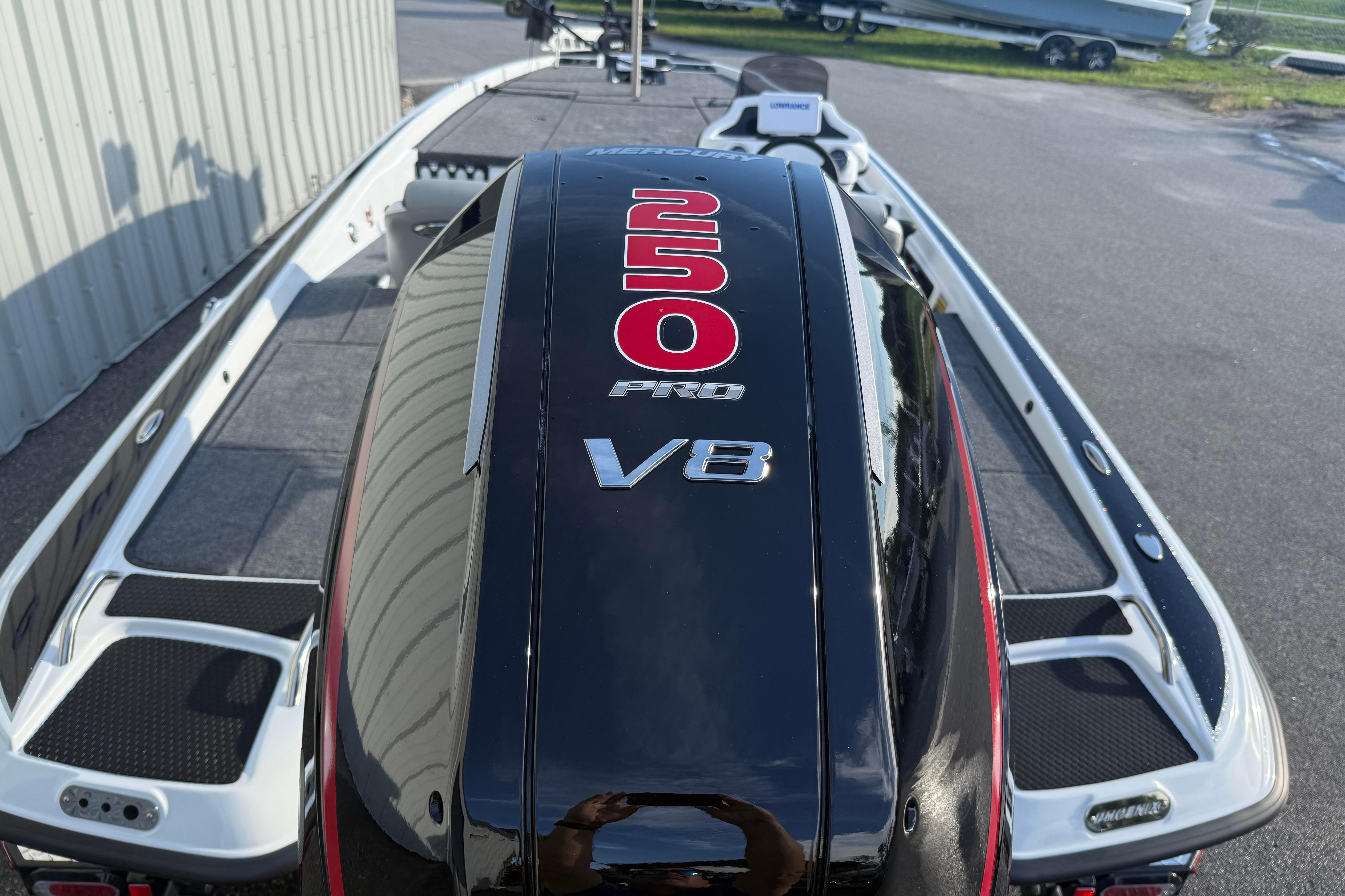 2027 Phoenix 721 ZXL boat with powerful 250 Pro V8 engine.