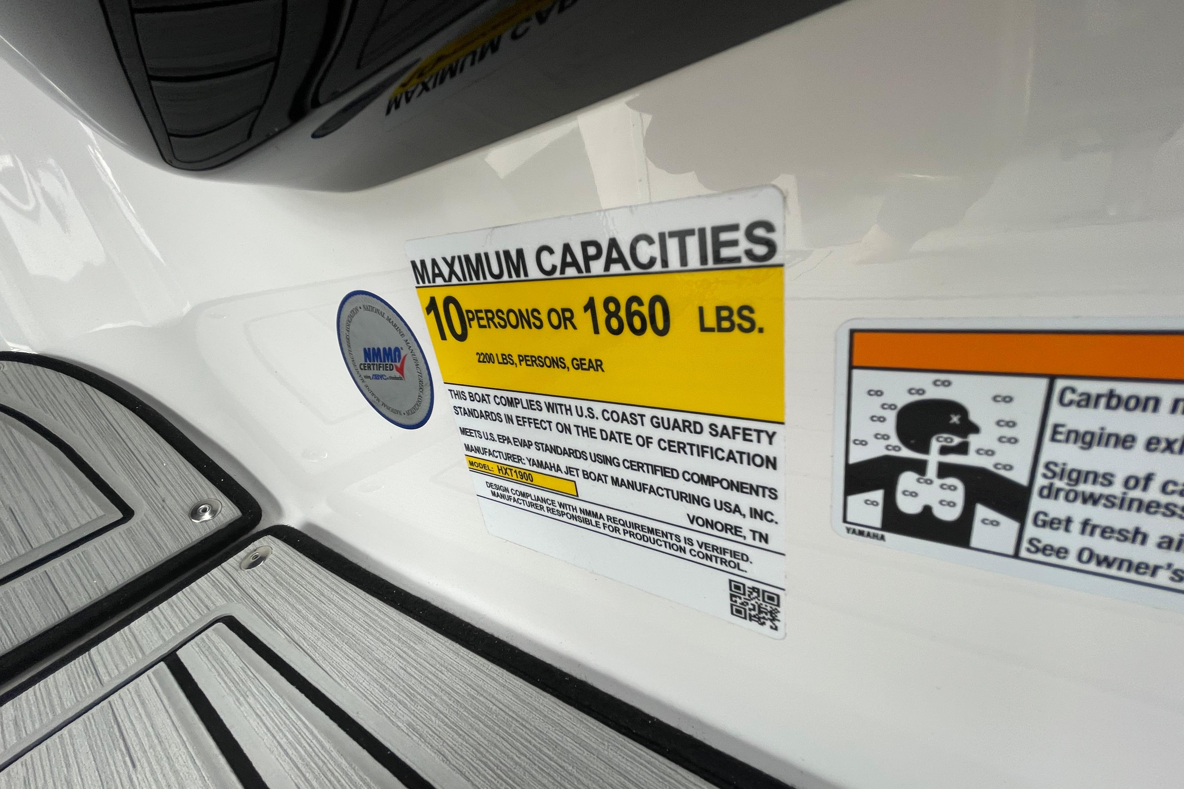 2026 Yamaha Boats 222S capacity label, maximum 10 persons or 1860 lbs, safety compliance.