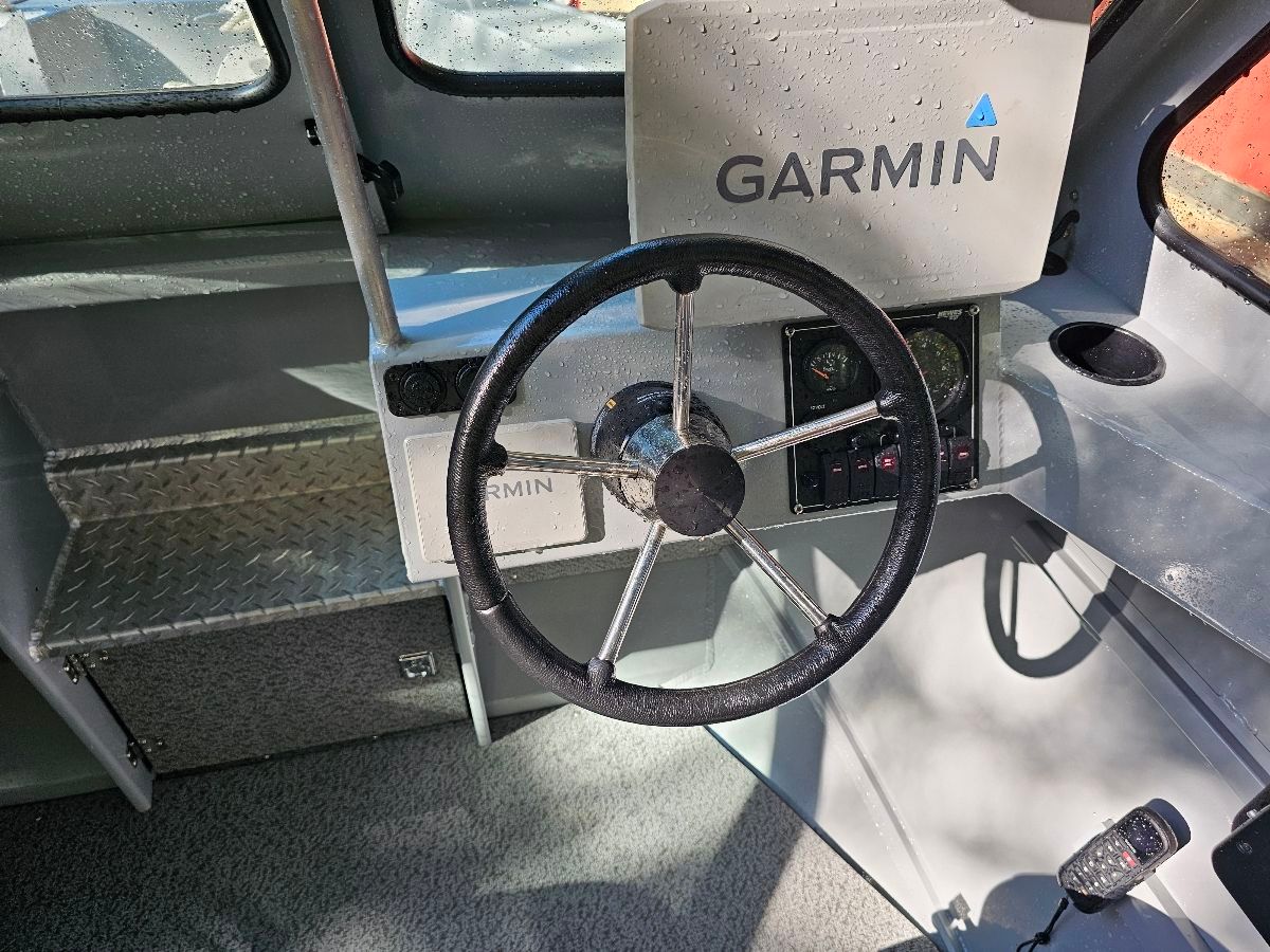 Helm of a Hewescraft Sea Pro 200 with Garmin equipment.