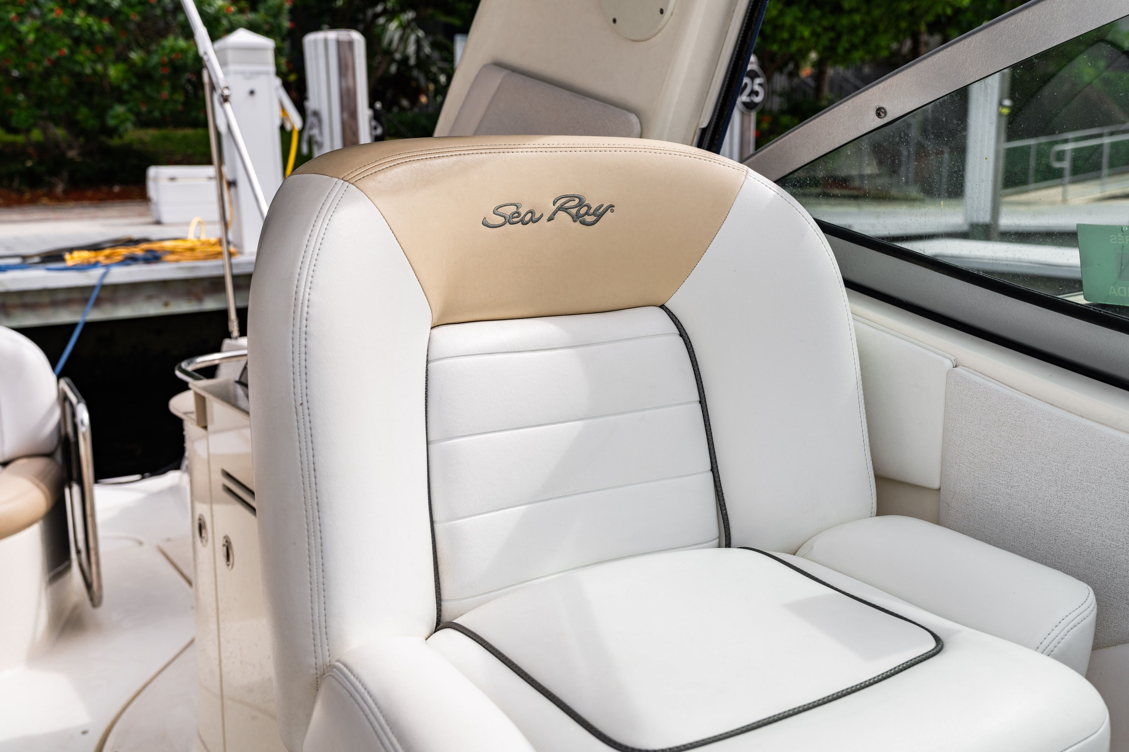 2010 Sea Ray Sundancer 330 - 32