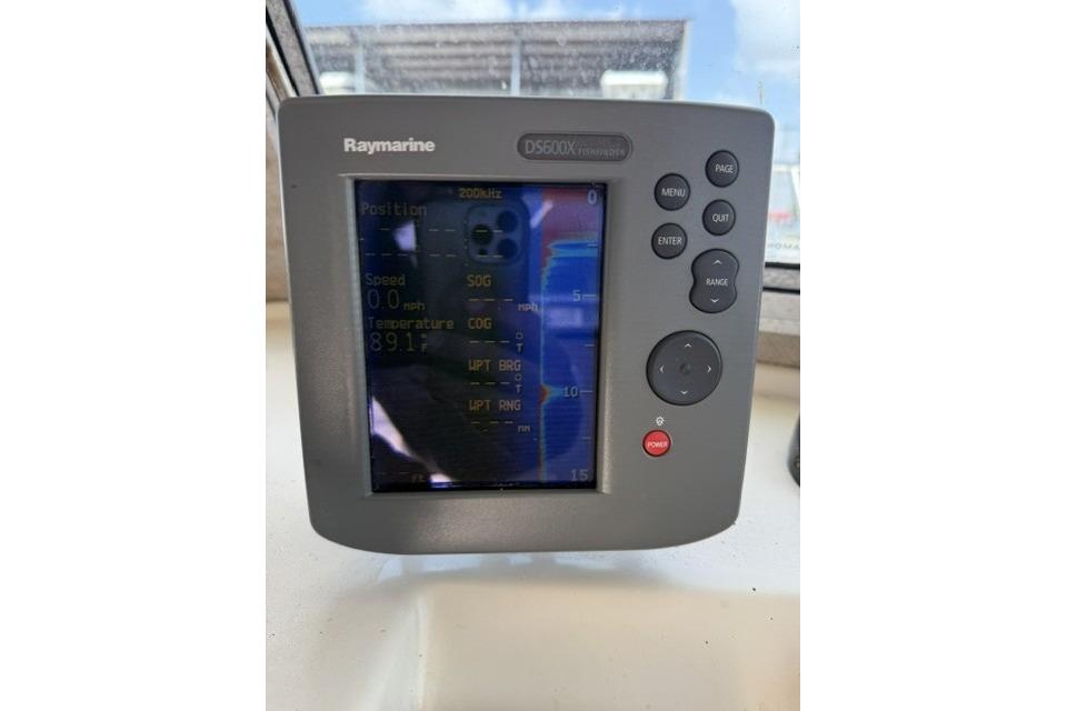 Raymarine DS600X fishfinder display on 2006 Parker 2520 SL Sport Cabin boat.