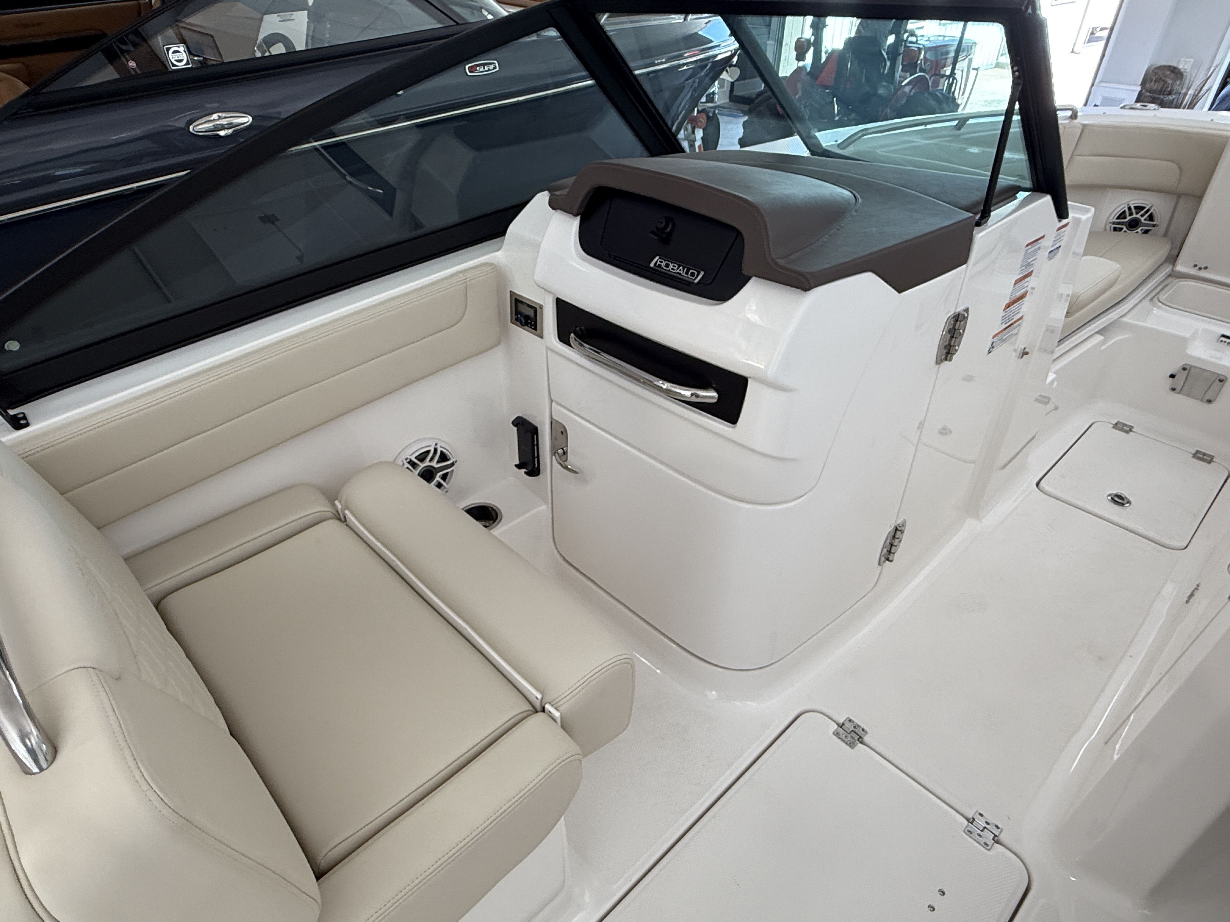 2026 Robalo 257 Dual Console - 9