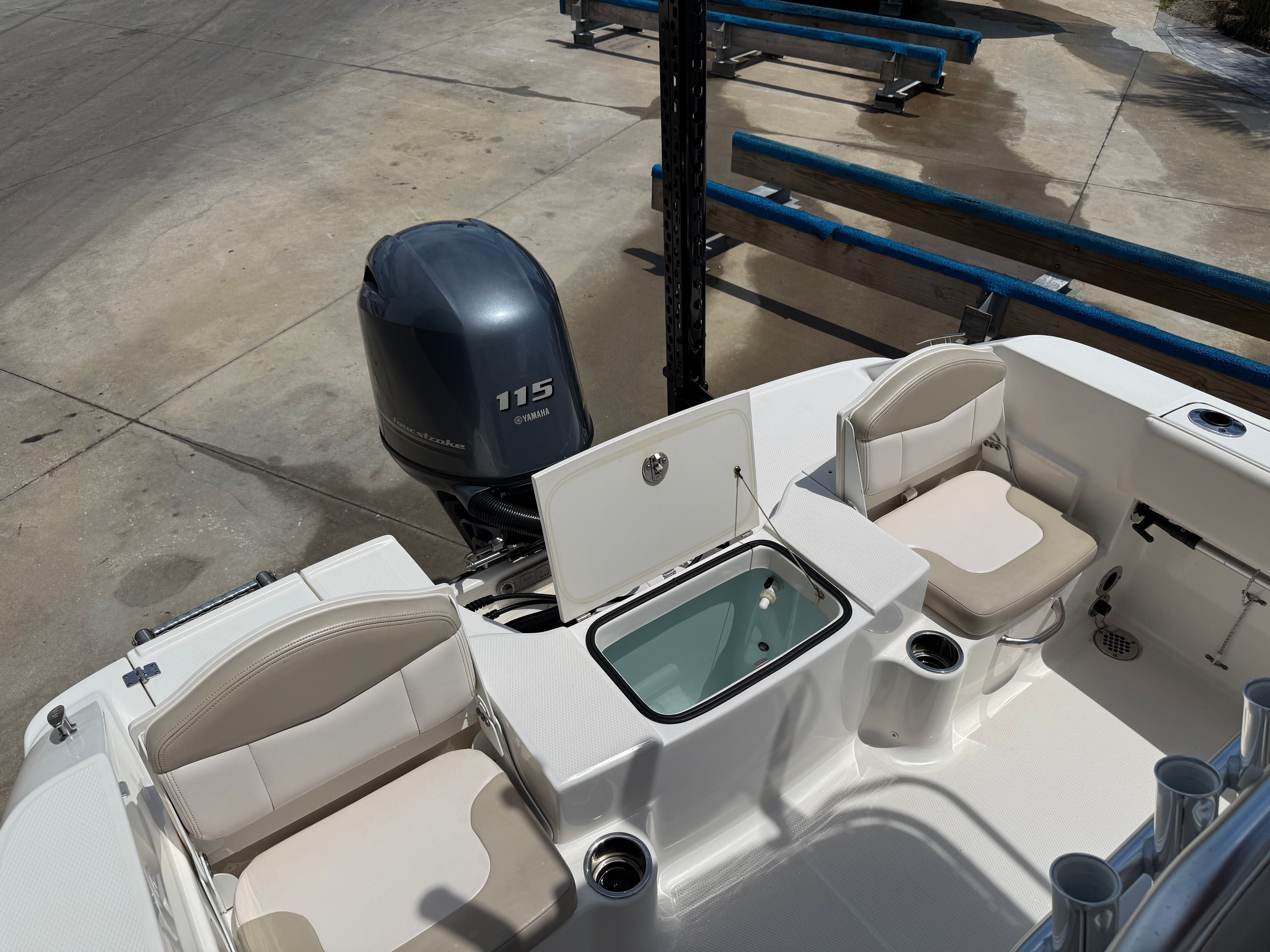 2017 Robalo R180 Center Console - 13