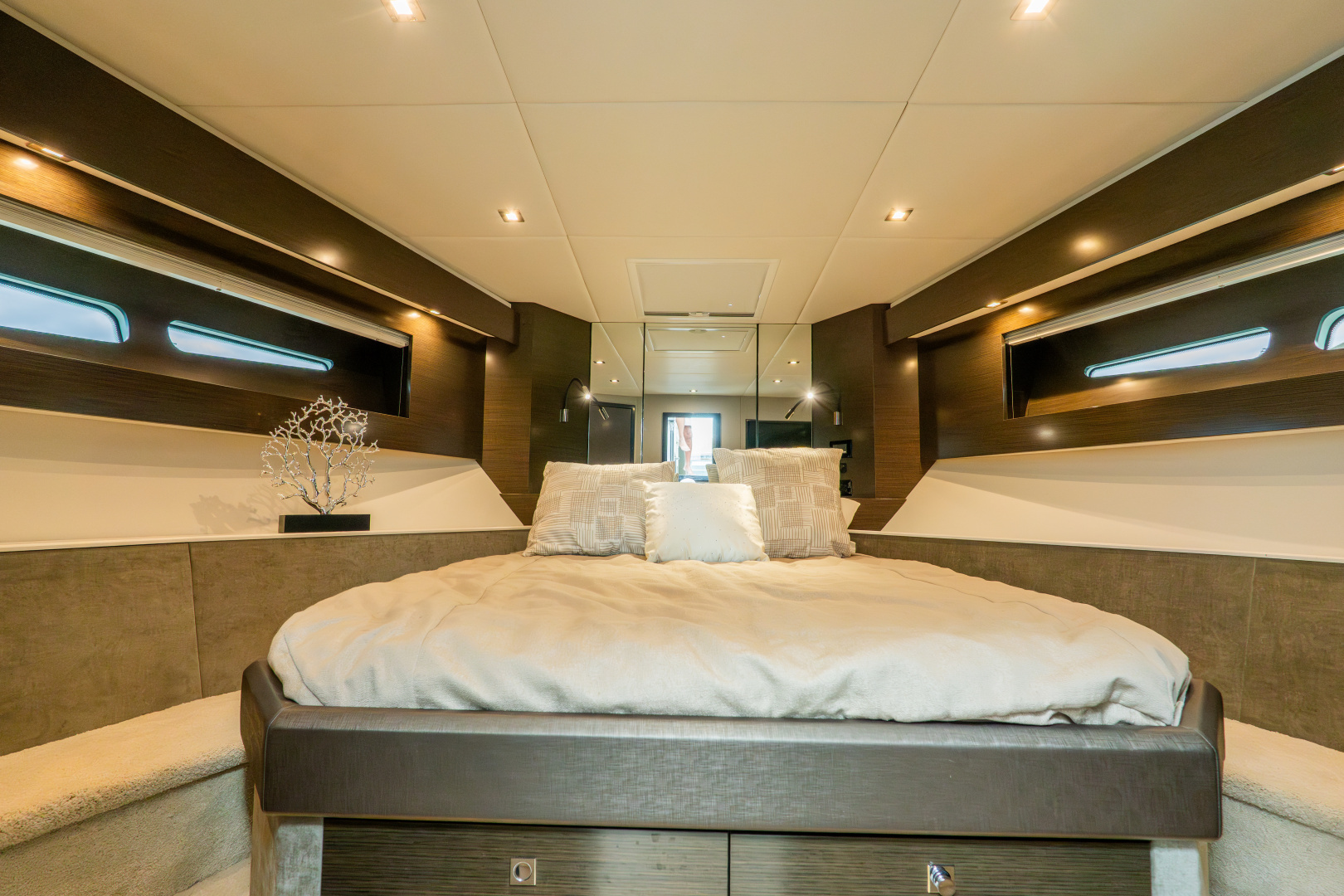 2018 Cruisers Yachts 50 CANTIUS - Image 68