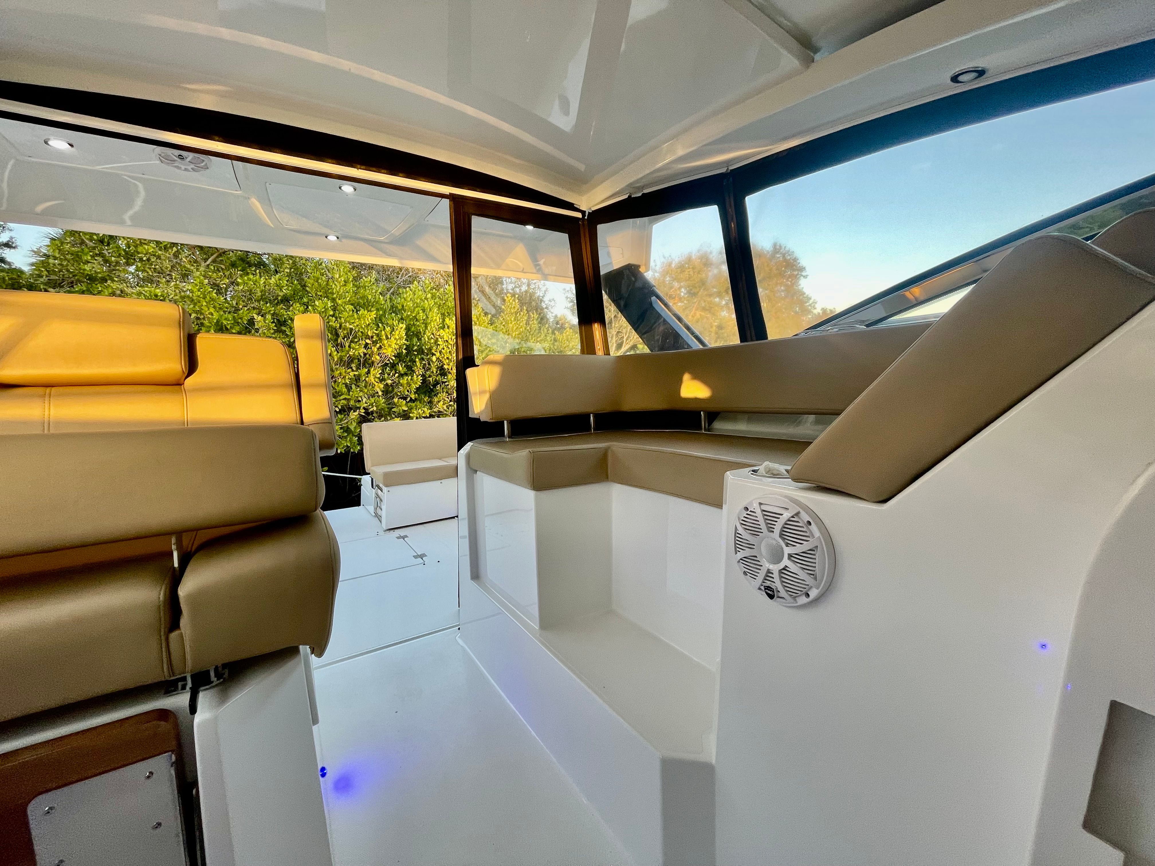 2016 Cruisers Yachts 390 Express Coupe - 19