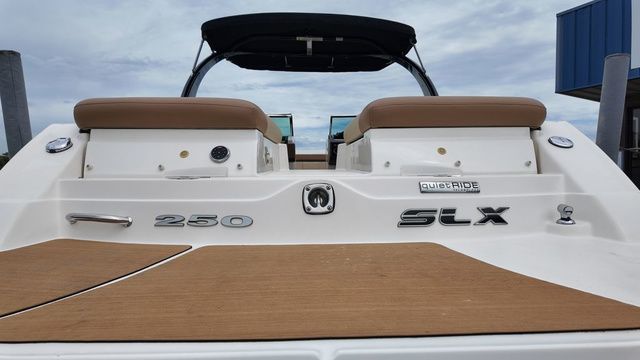 2015 Sea Ray SLX 250 - 12