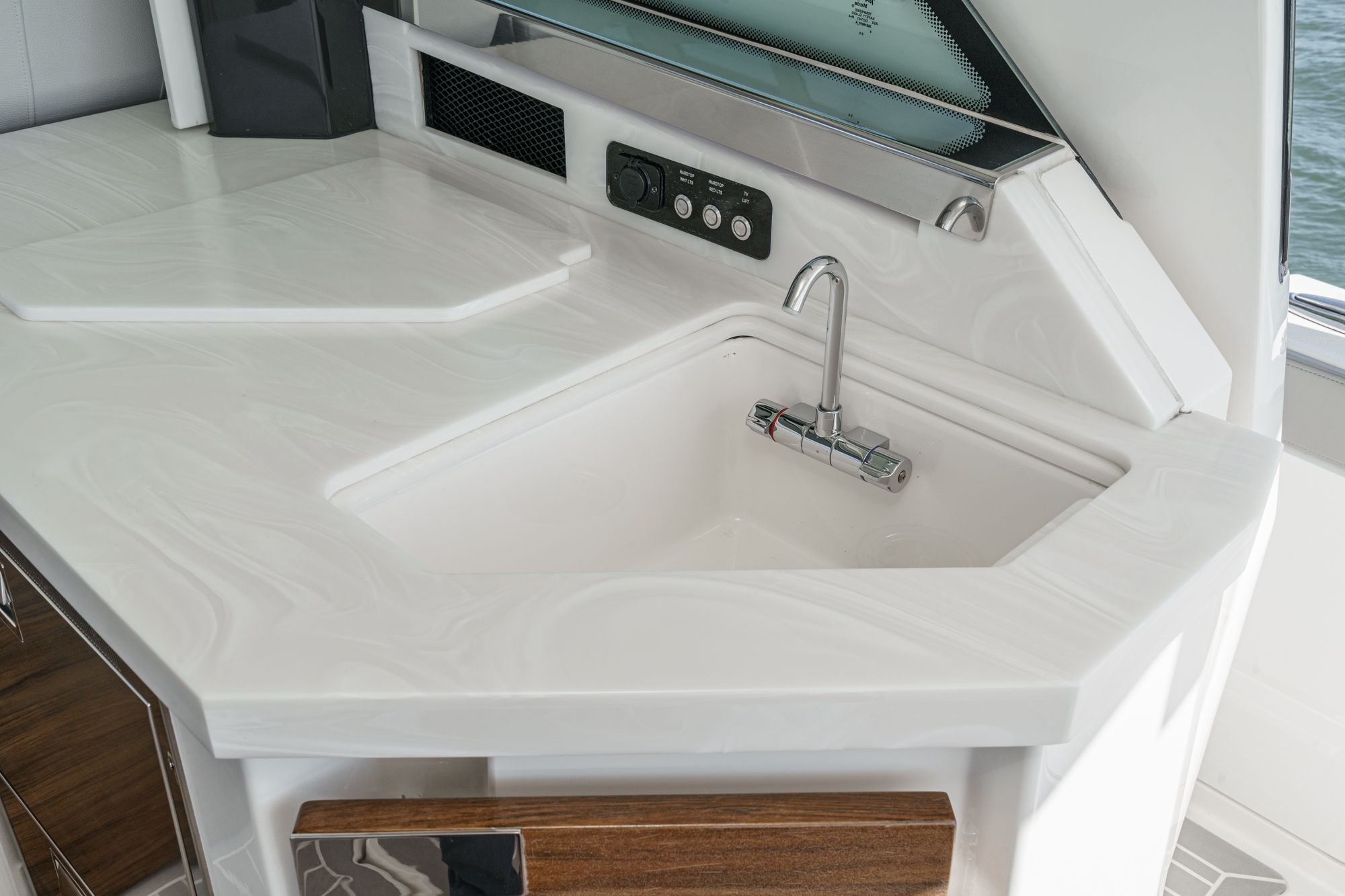 2023 Tiara Yachts 48 LS - 31