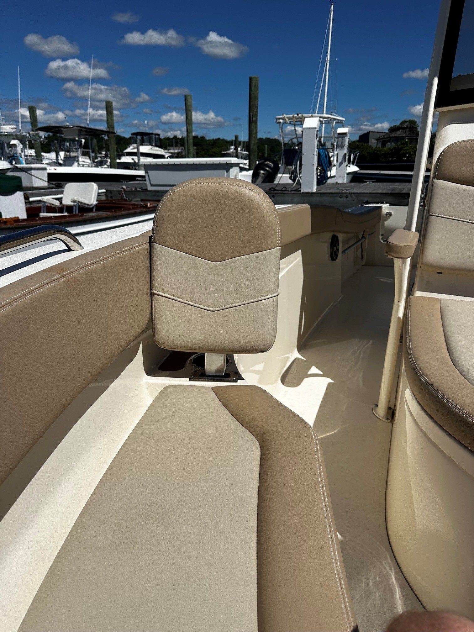 Scout 210XSF 2022 boat with beige interior at the marina.