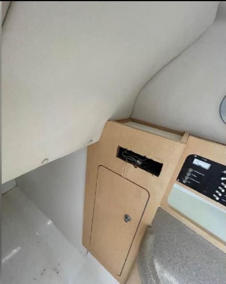 Interior of a 2001 Boston Whaler 26 Conquest boat.