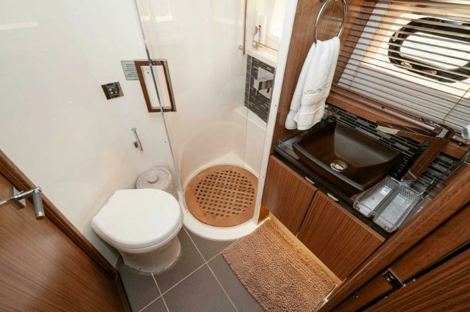 2018 Sea Ray L550 Flybridge - Image 25