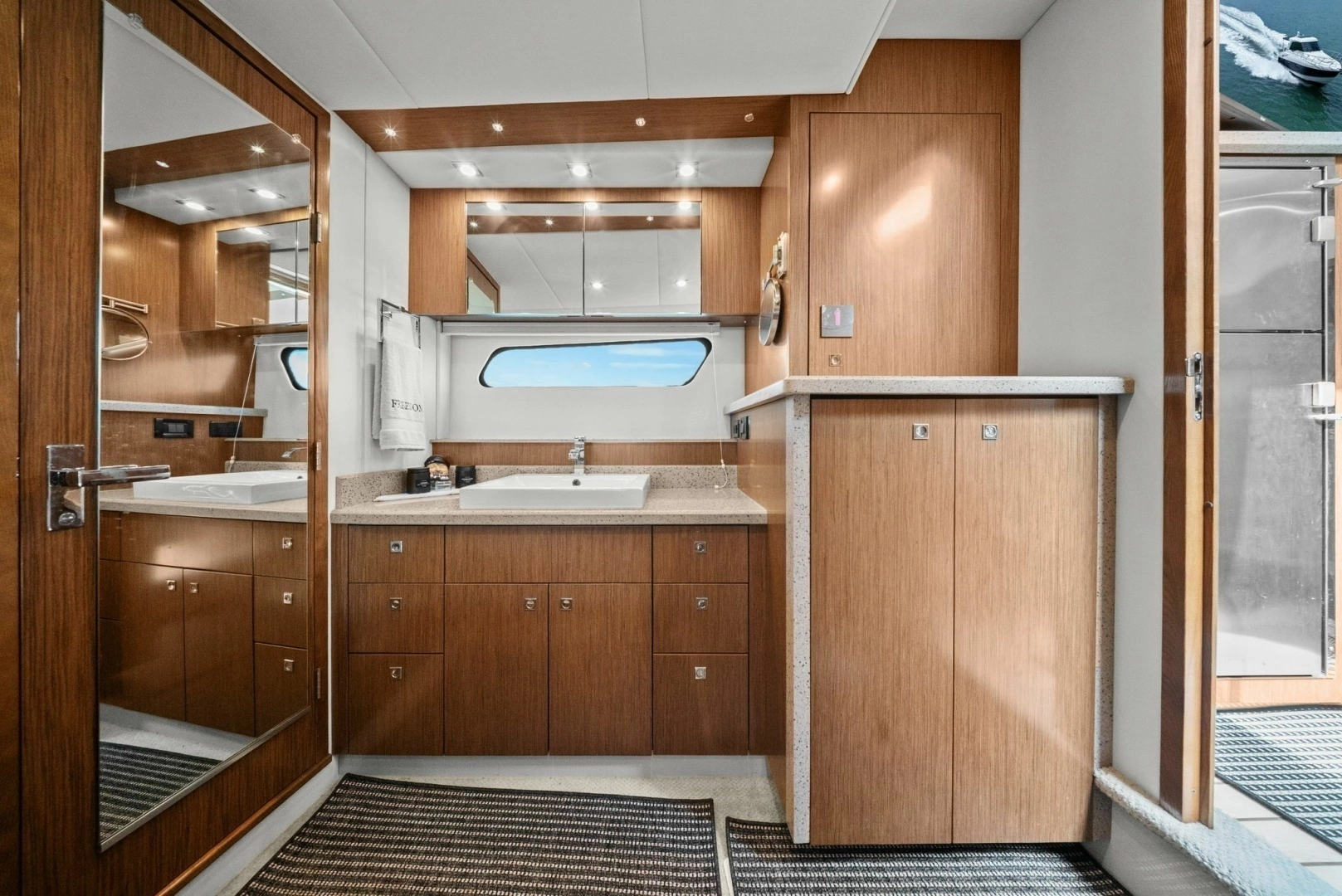 2014 Cruisers Yachts 48 Cantius - Image 32