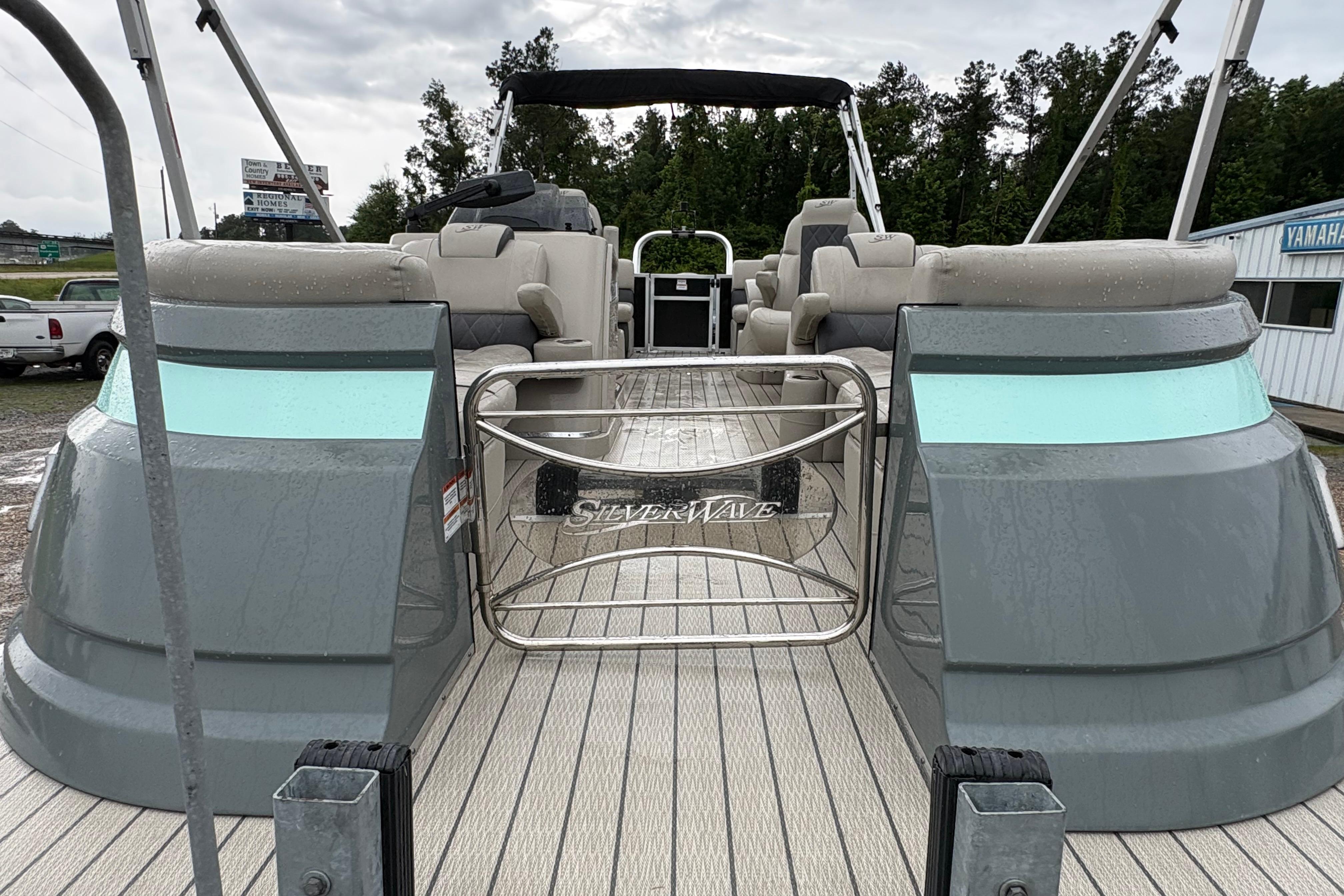 2023 SilverWave 2410 CLS pontoon boat with spacious seating and sleek design.