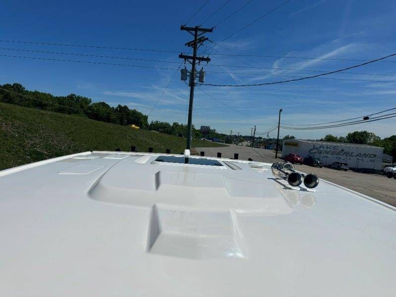 2026 Robalo R300 Center Console - 18