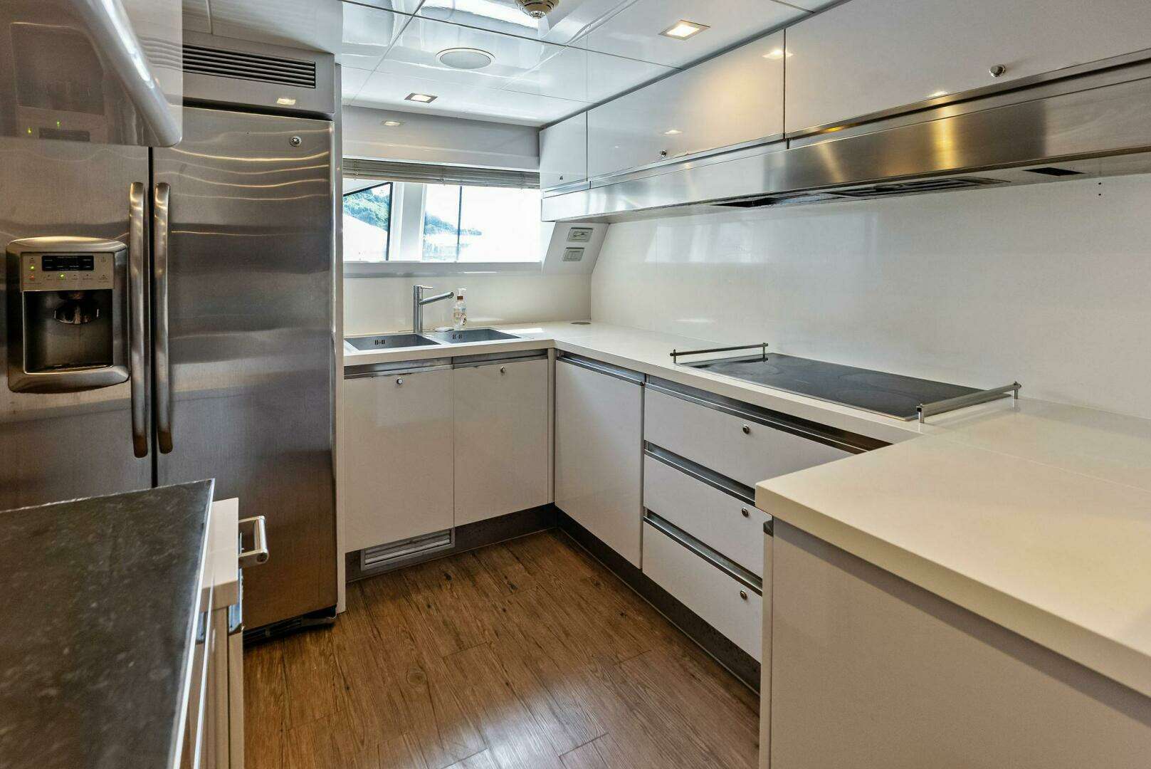 2014 Custom Line 100 - Image 53