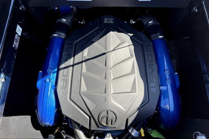 2026 MasterCraft XT22 engine with blue accents and Indmar branding.