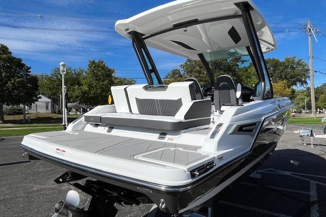 2026 Monterey Elite 27 SD boat with sleek design and spacious seating.