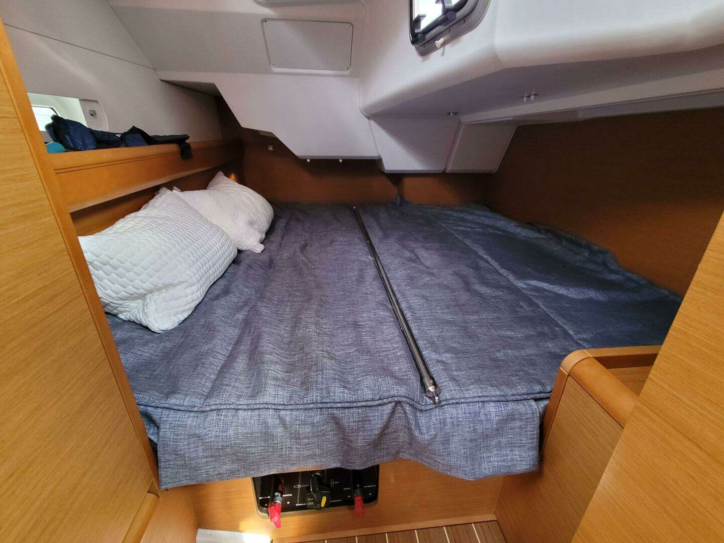 2014 Jeanneau 379 - Image 43