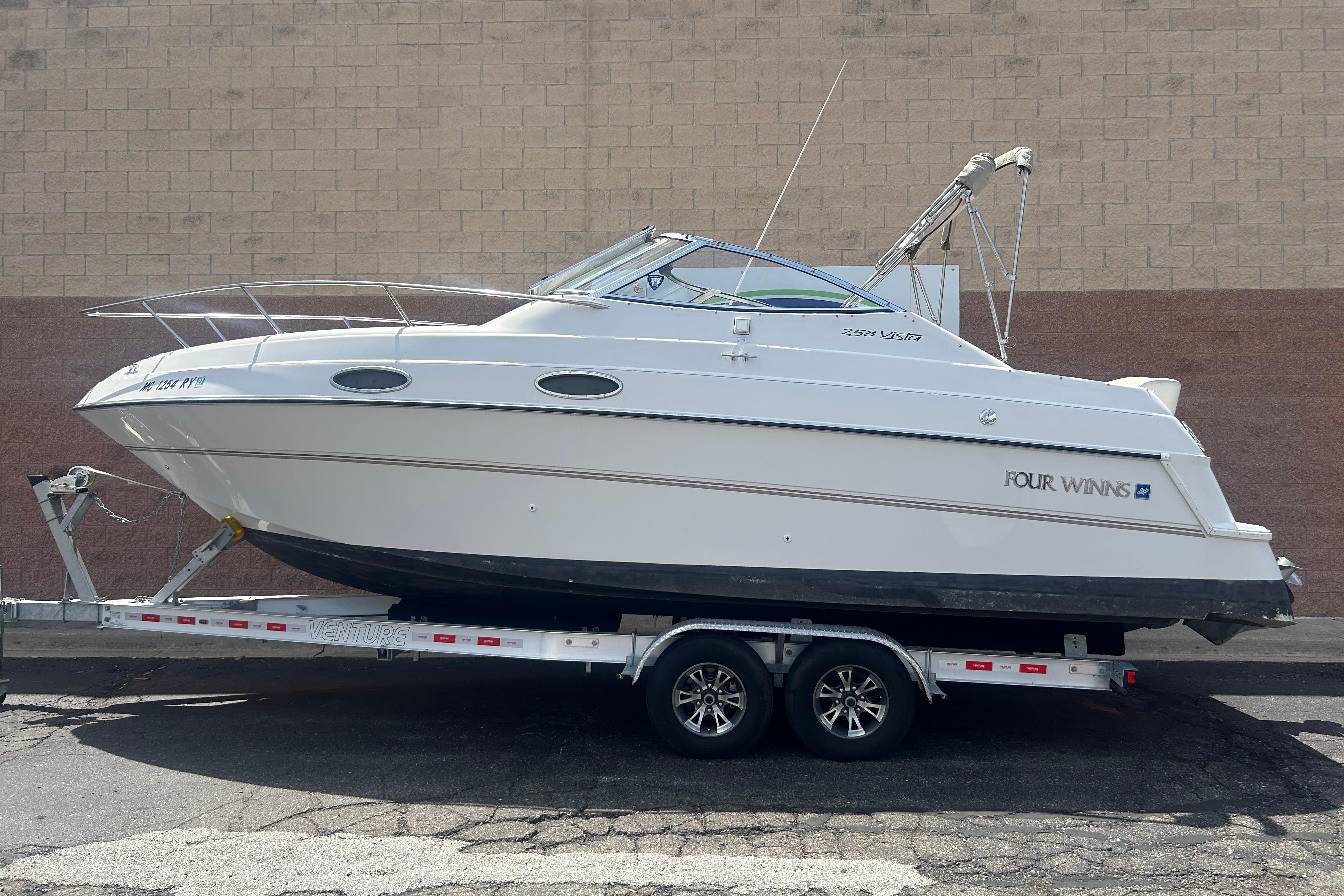 1998 Four Winns 258 Vista