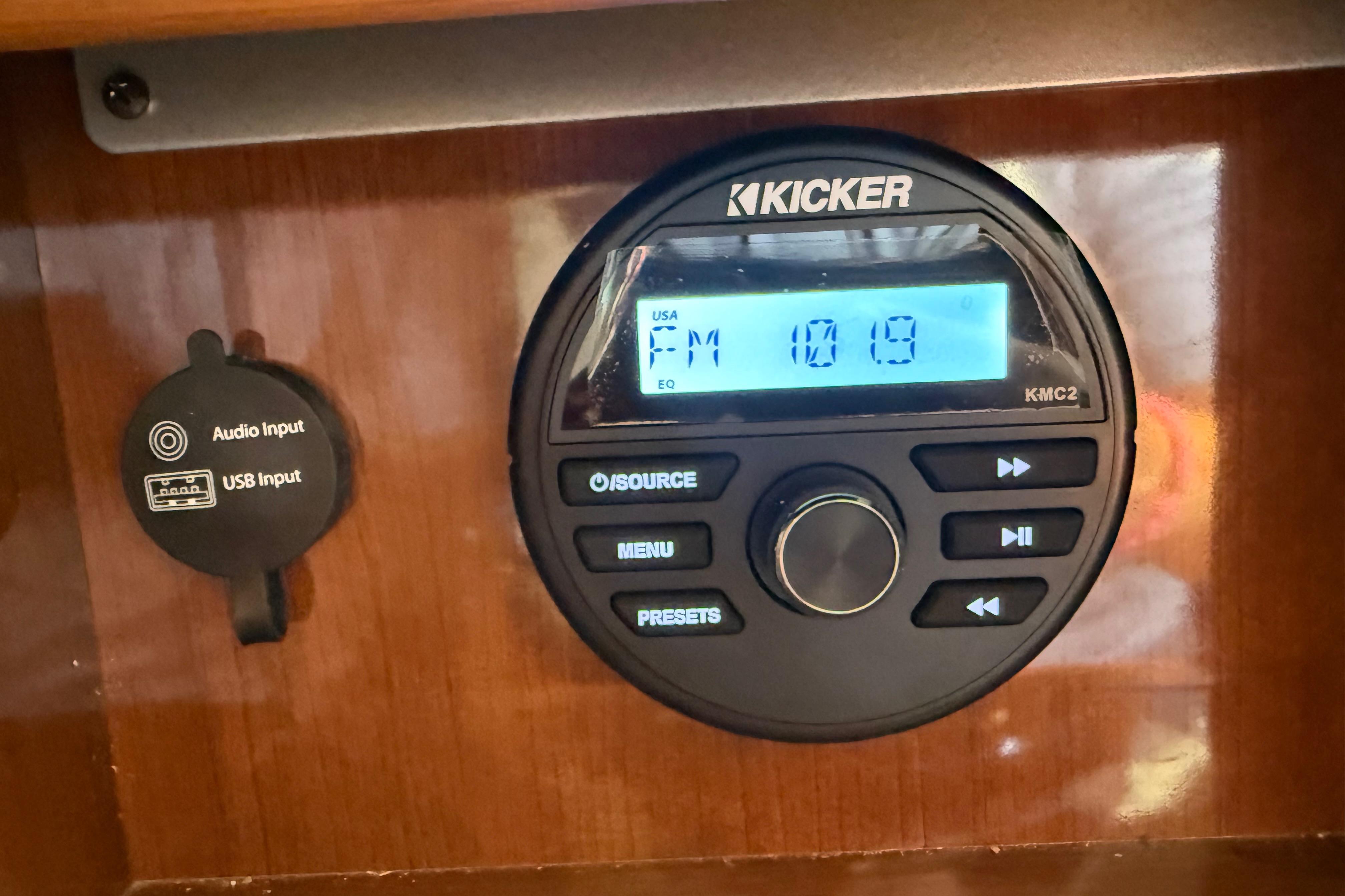 Kicker audio system in 2017 Four Winns V275 boat, featuring FM radio and USB input.