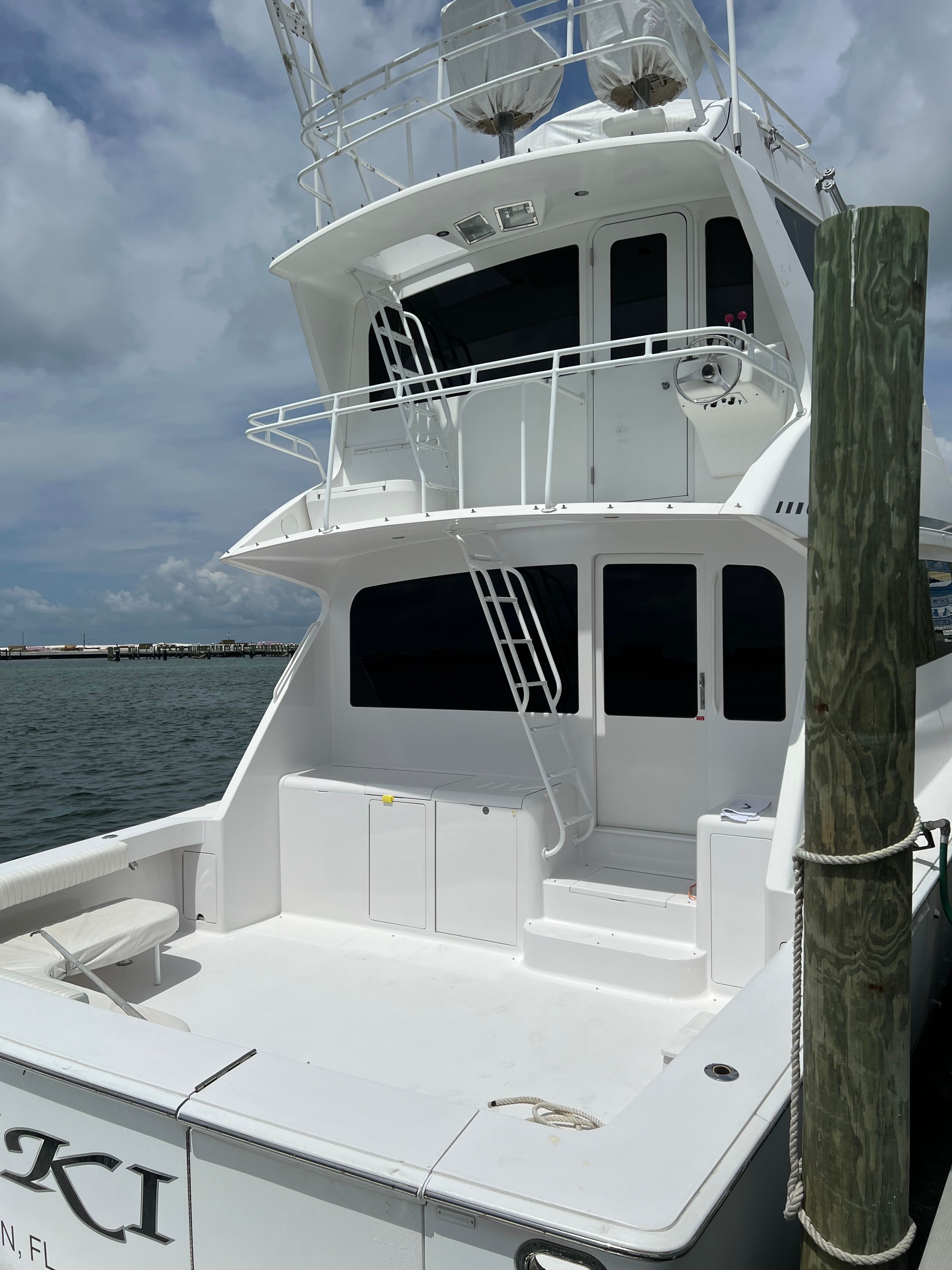 2002 Viking 61 Enclosed Bridge - 26