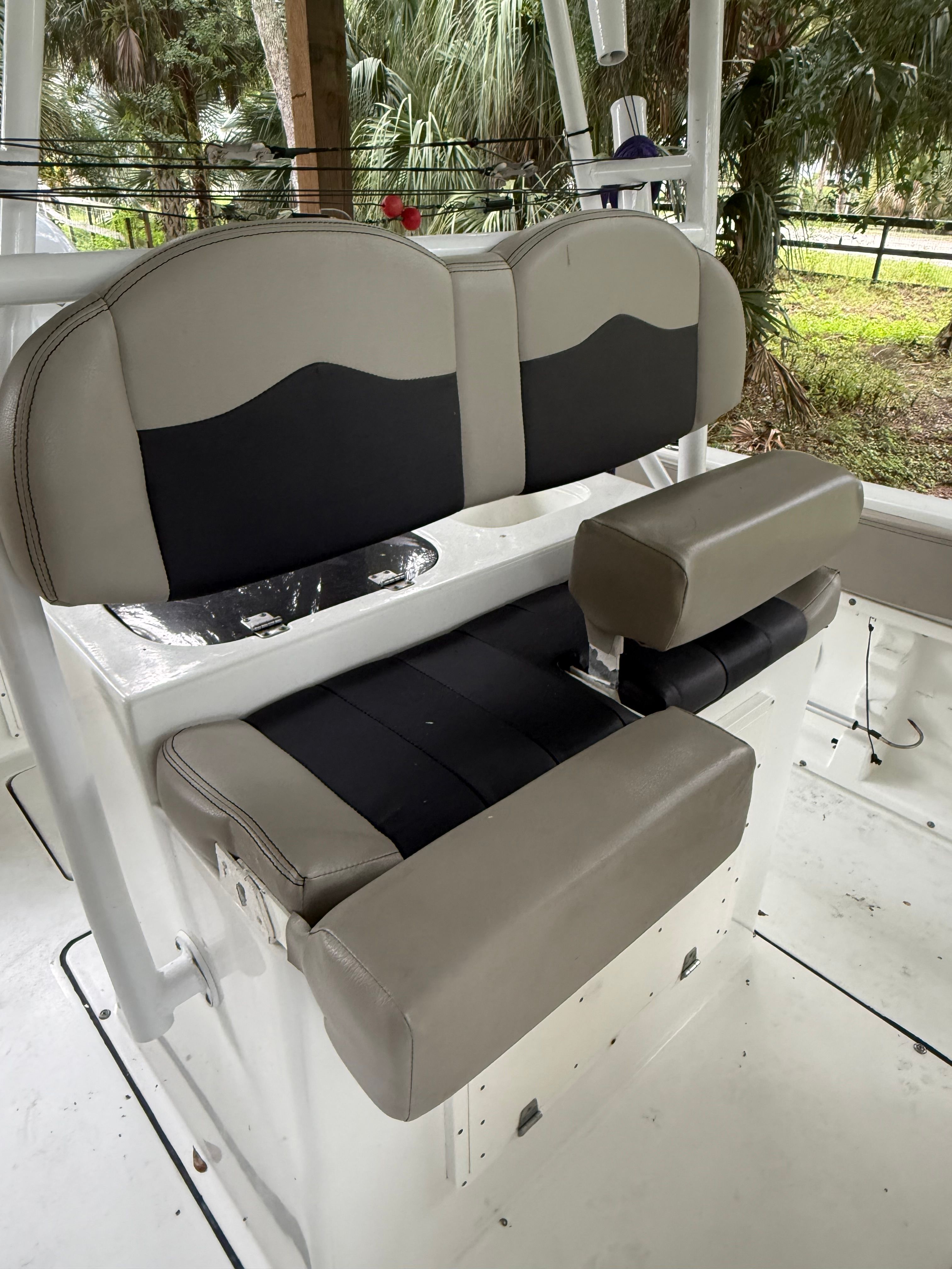 The seats on the Clearwater 2508 Center Console boat are cushioned and feature armrests.