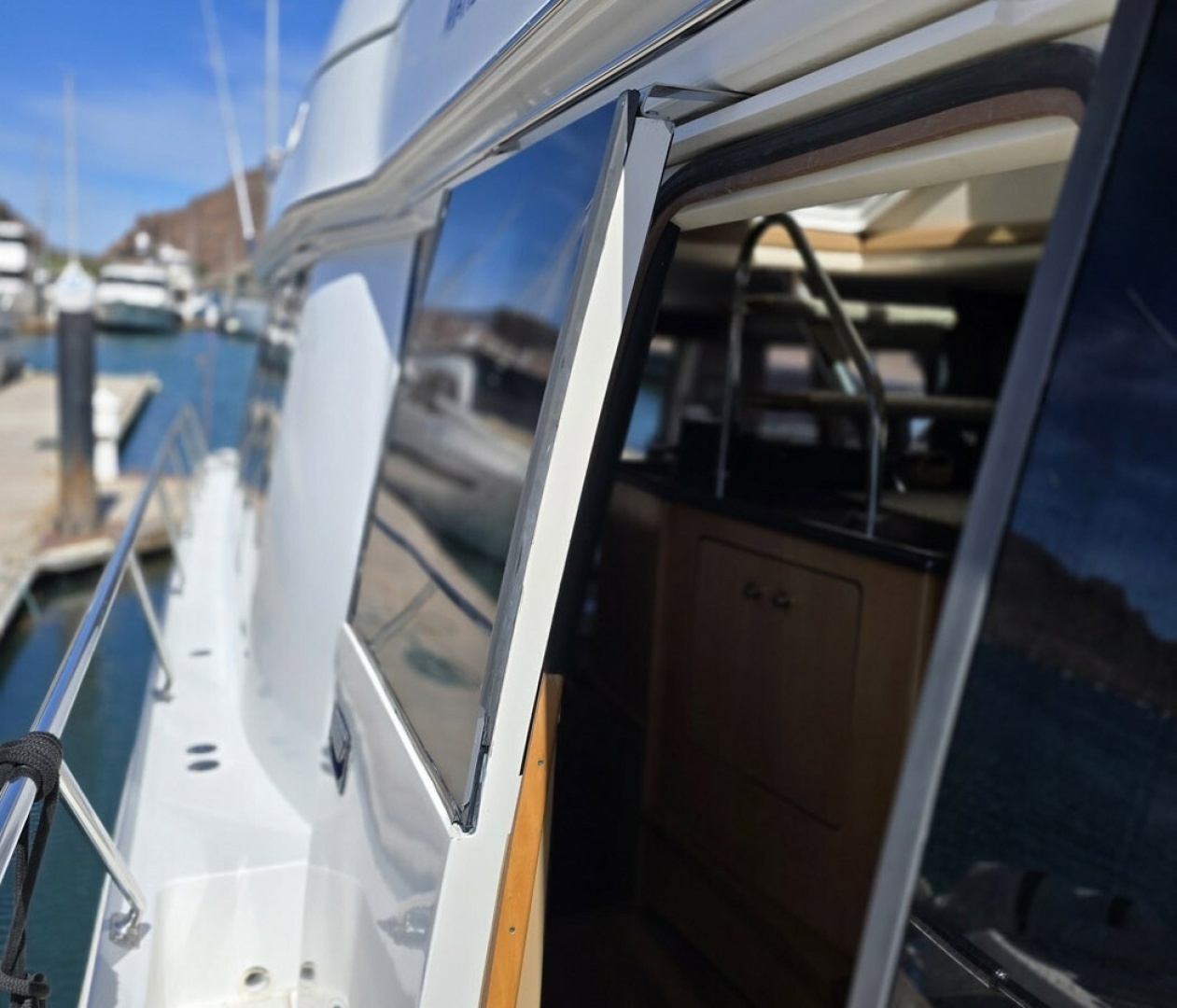 2001 Carver 570 Voyager Pilothouse - Image 29