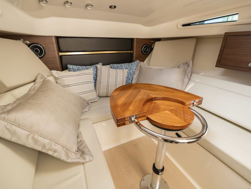 2020 Boston Whaler 325 CONQUEST PH - 17
