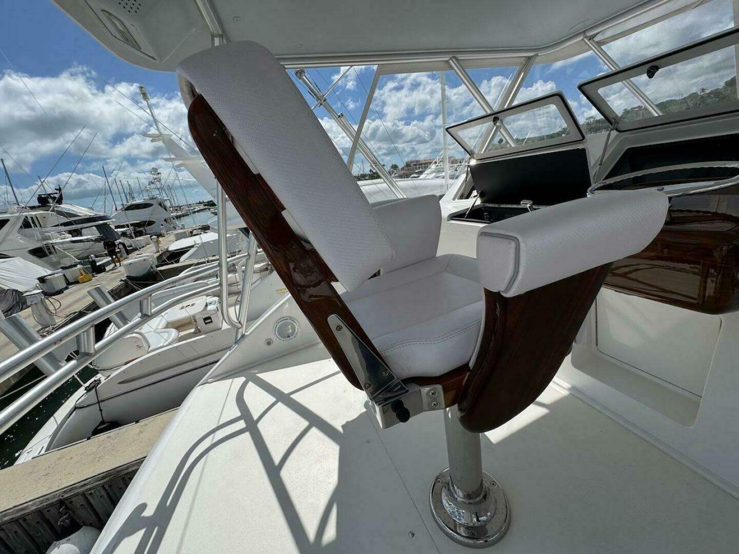2007 Viking 52 Convertible - Image 32