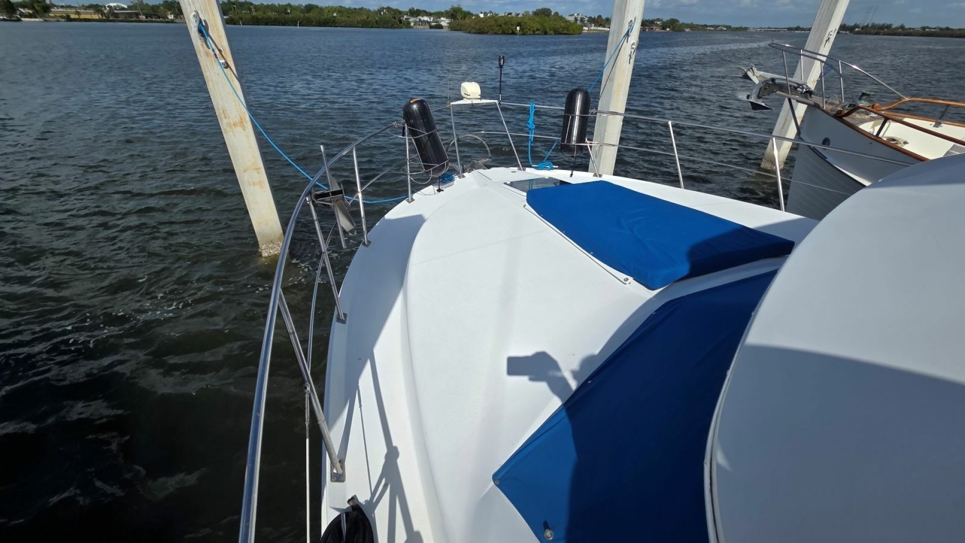 1998 Carver 405 Aft Cabin Motor Yacht - Image 25