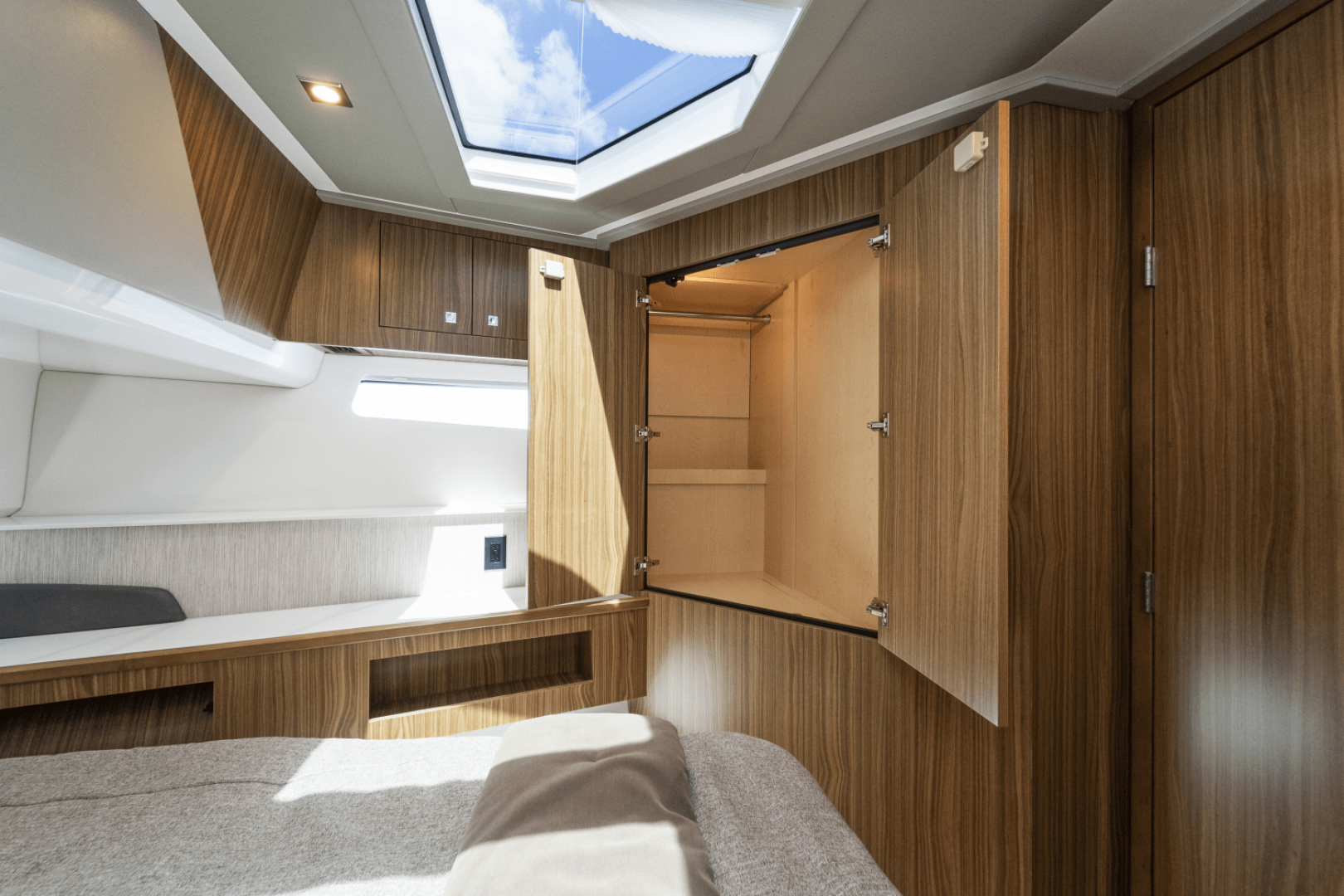 2026 Cruisers Yachts 50GLS OB - Image 41