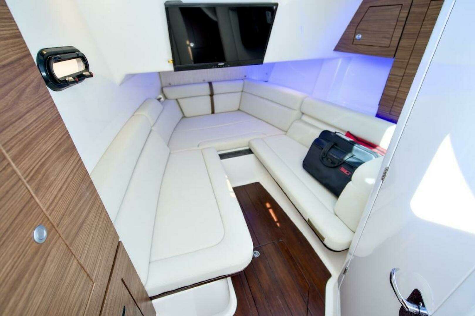 2019 Boston Whaler 350 Realm - Image 27