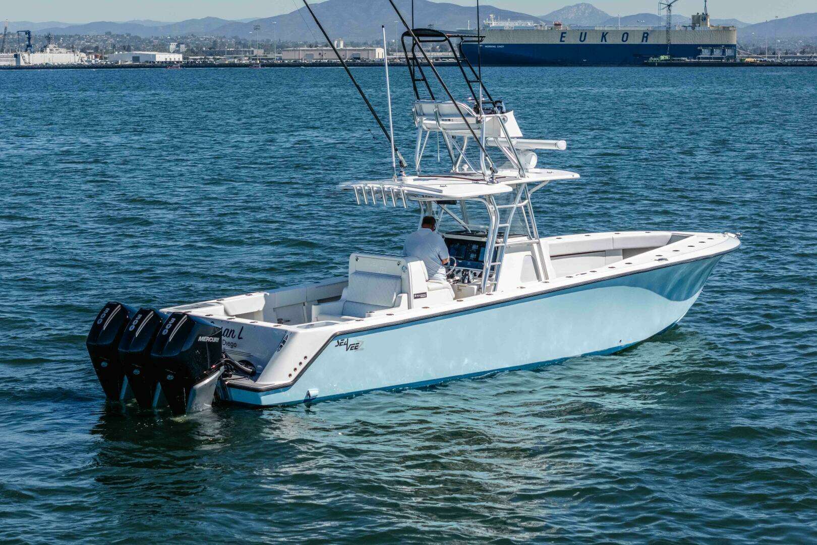 2018 SeaVee 370 Z - Image 32