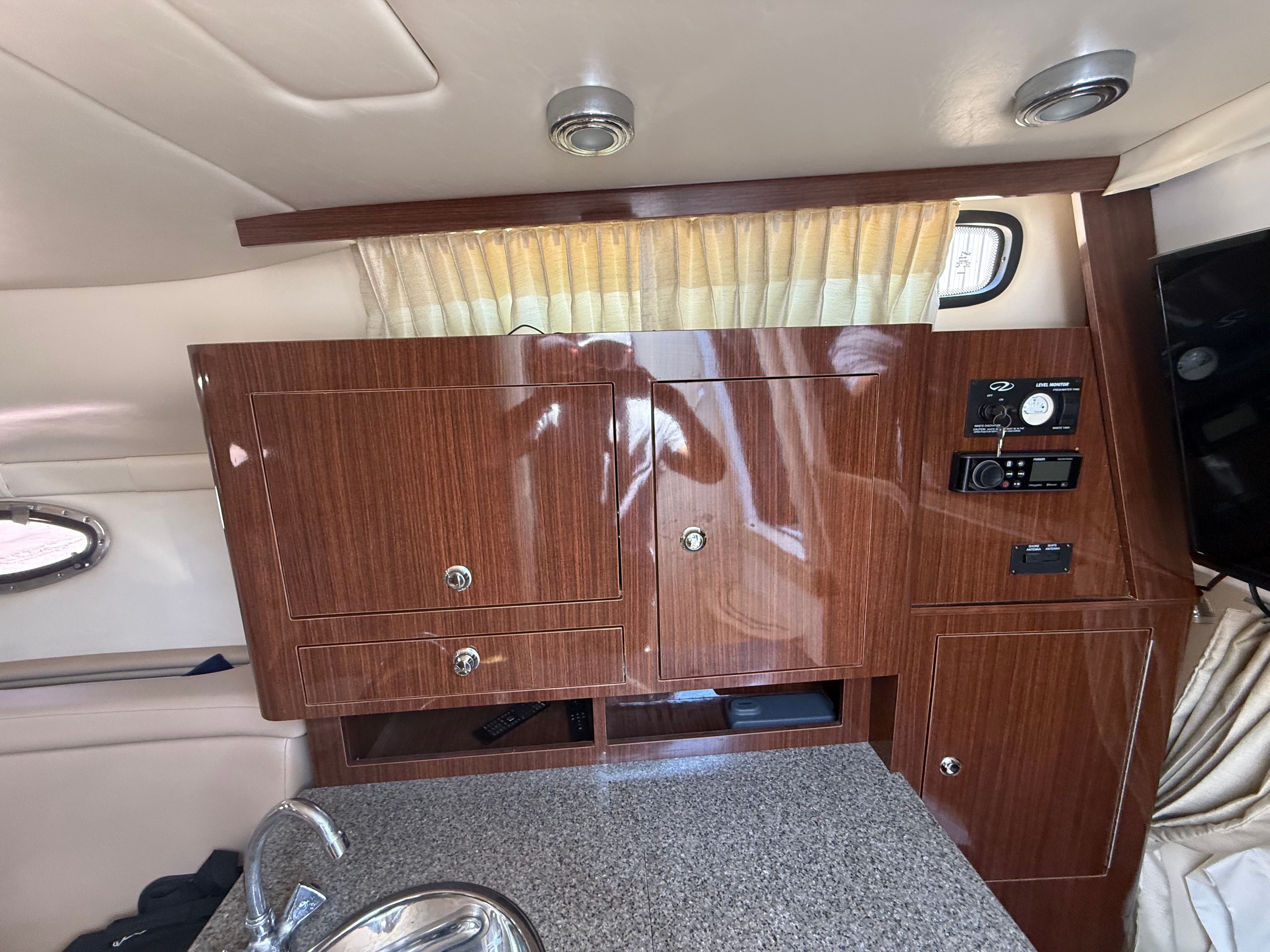2015 REGAL 30 EXPRESS - Image 32