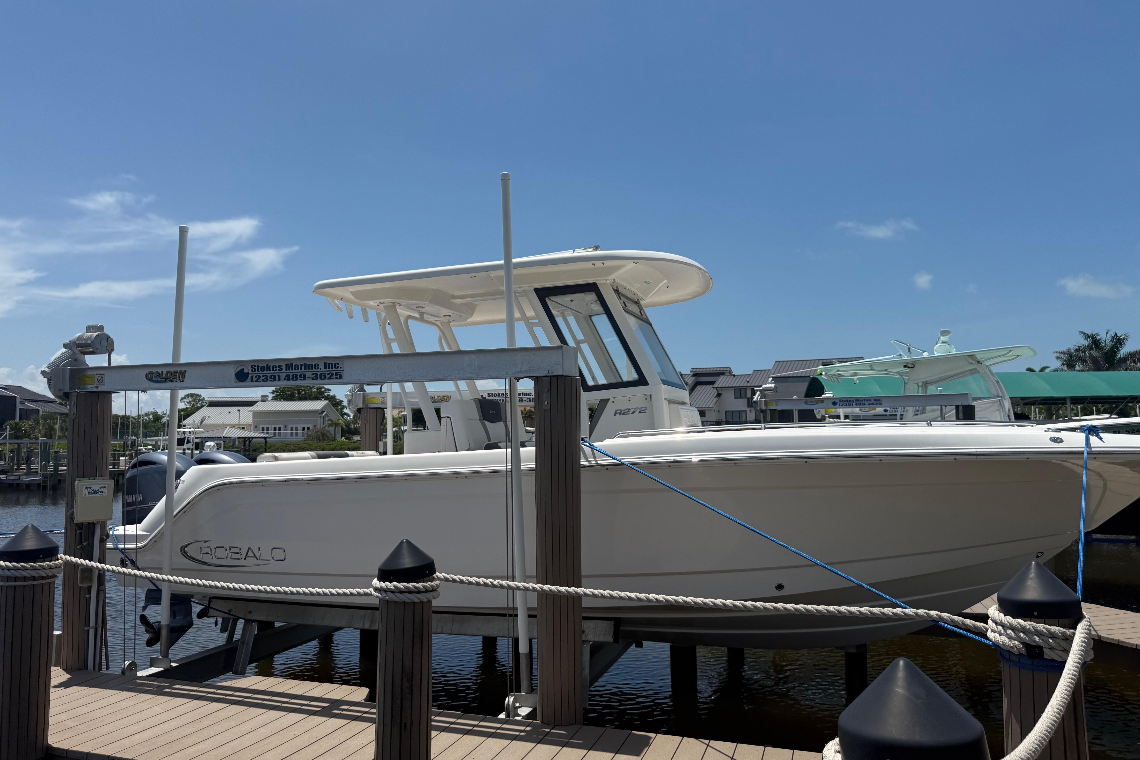2020 Robalo R272 Center Console