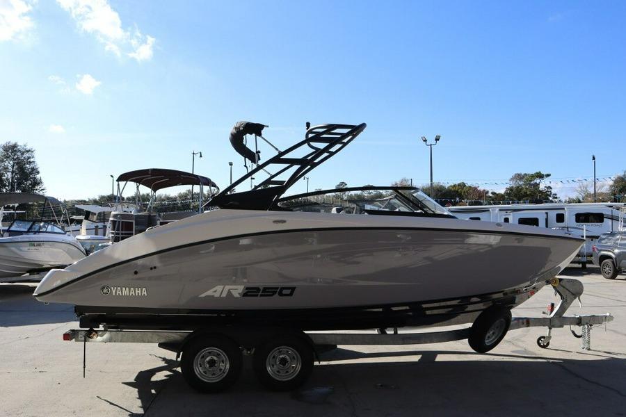 2026 Yamaha Boats AR250