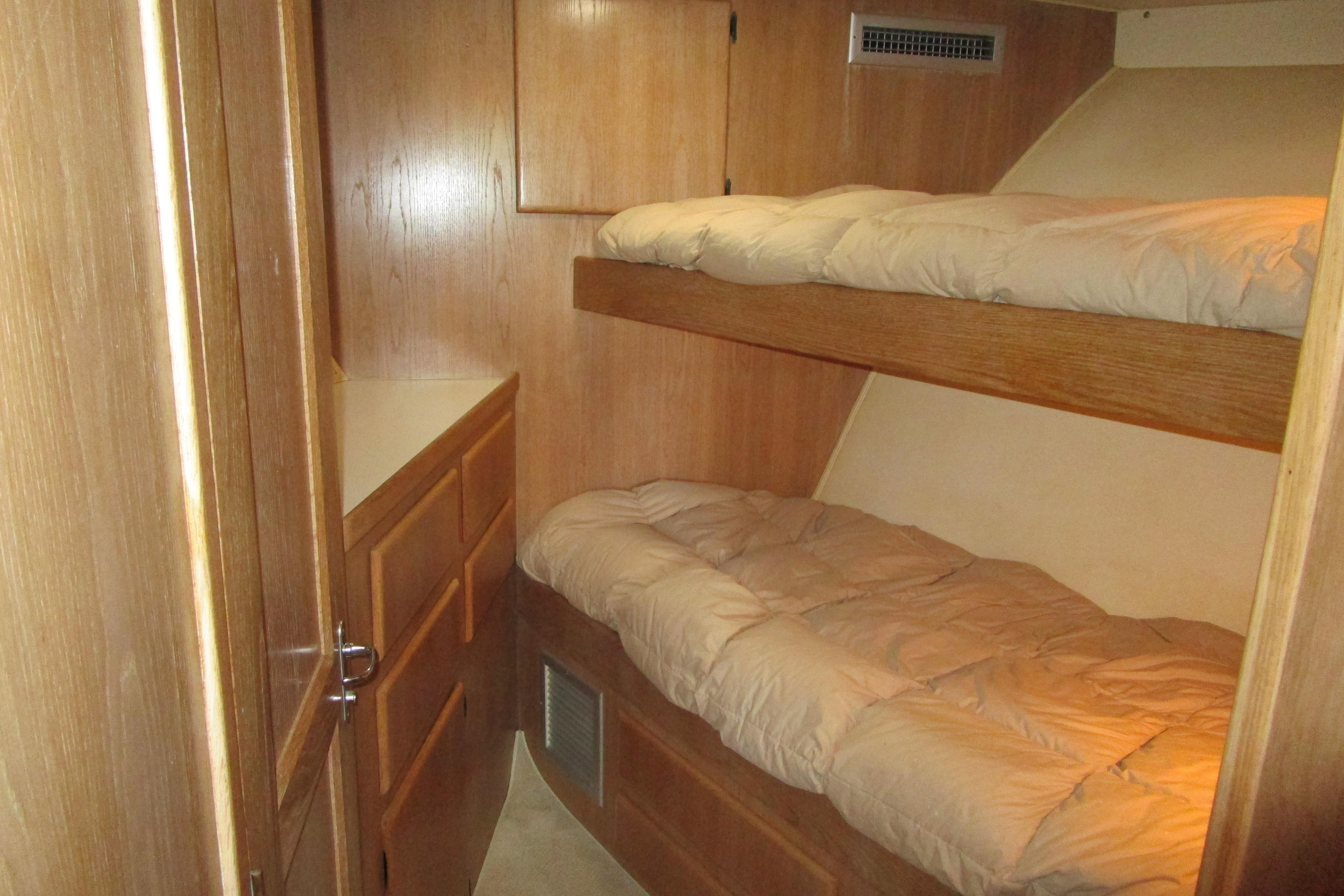 Forward Cabin to Starboard