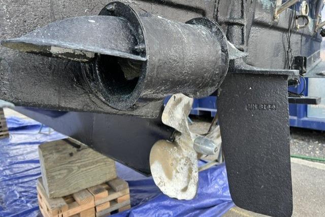 2008 Ranger 25 propeller and stern thruster detail, displayed on wooden blocks.
