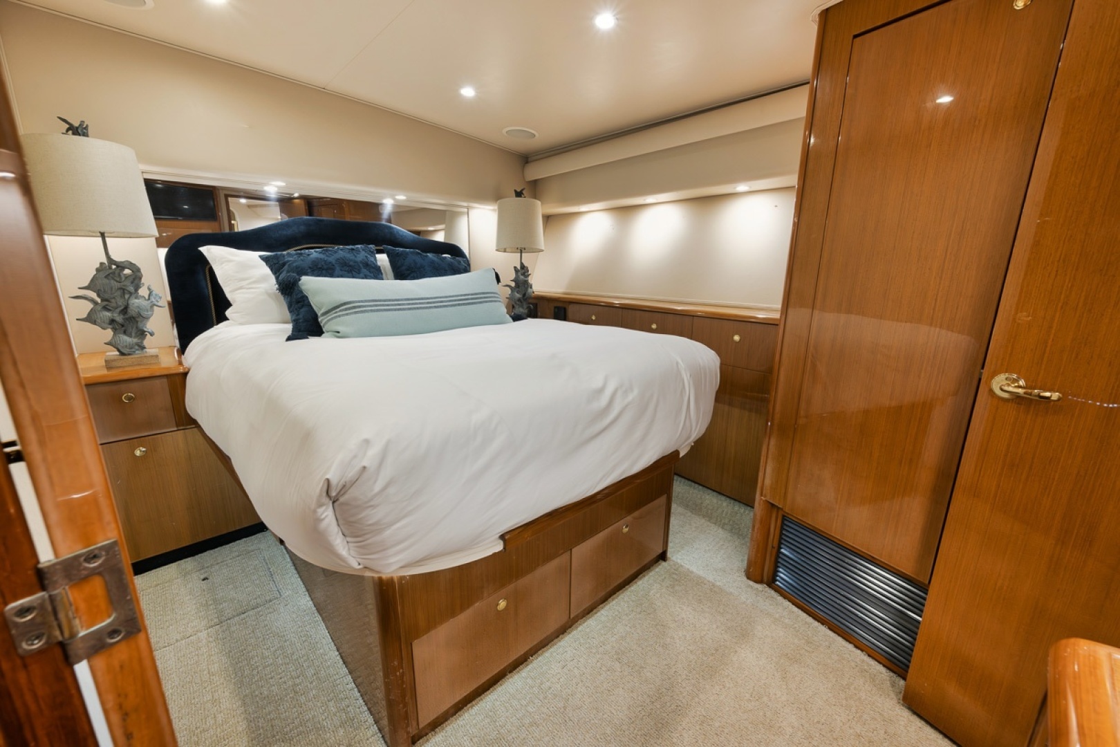 2003 Viking 52 Convertible - Image 16