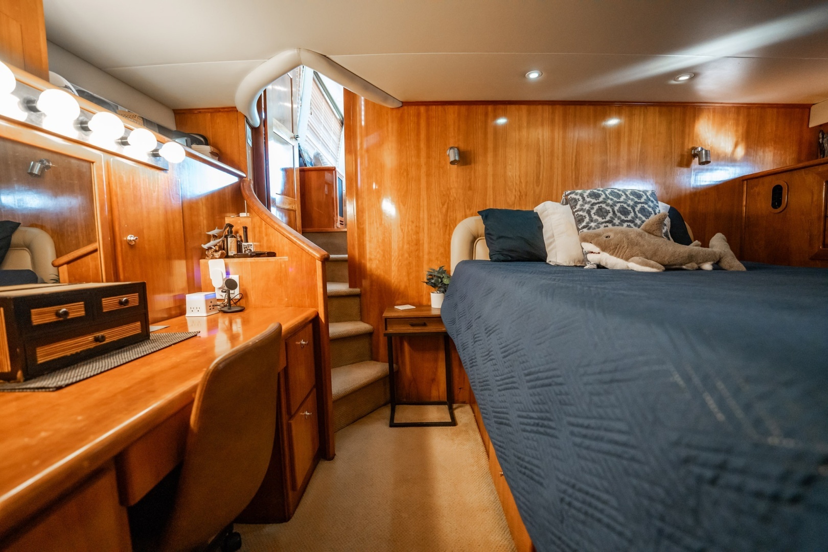 2004 Navigator 5700 Rival Pilothouse - Image 32
