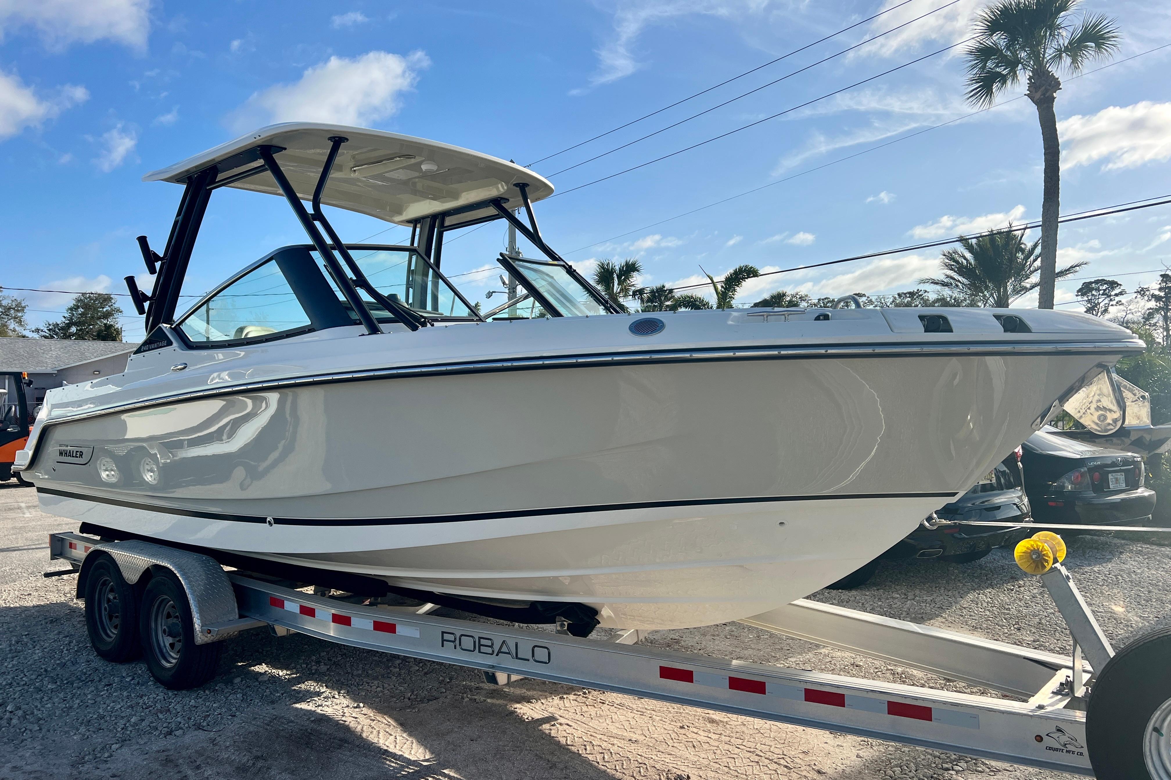 2025 Boston Whaler 240 Vantage