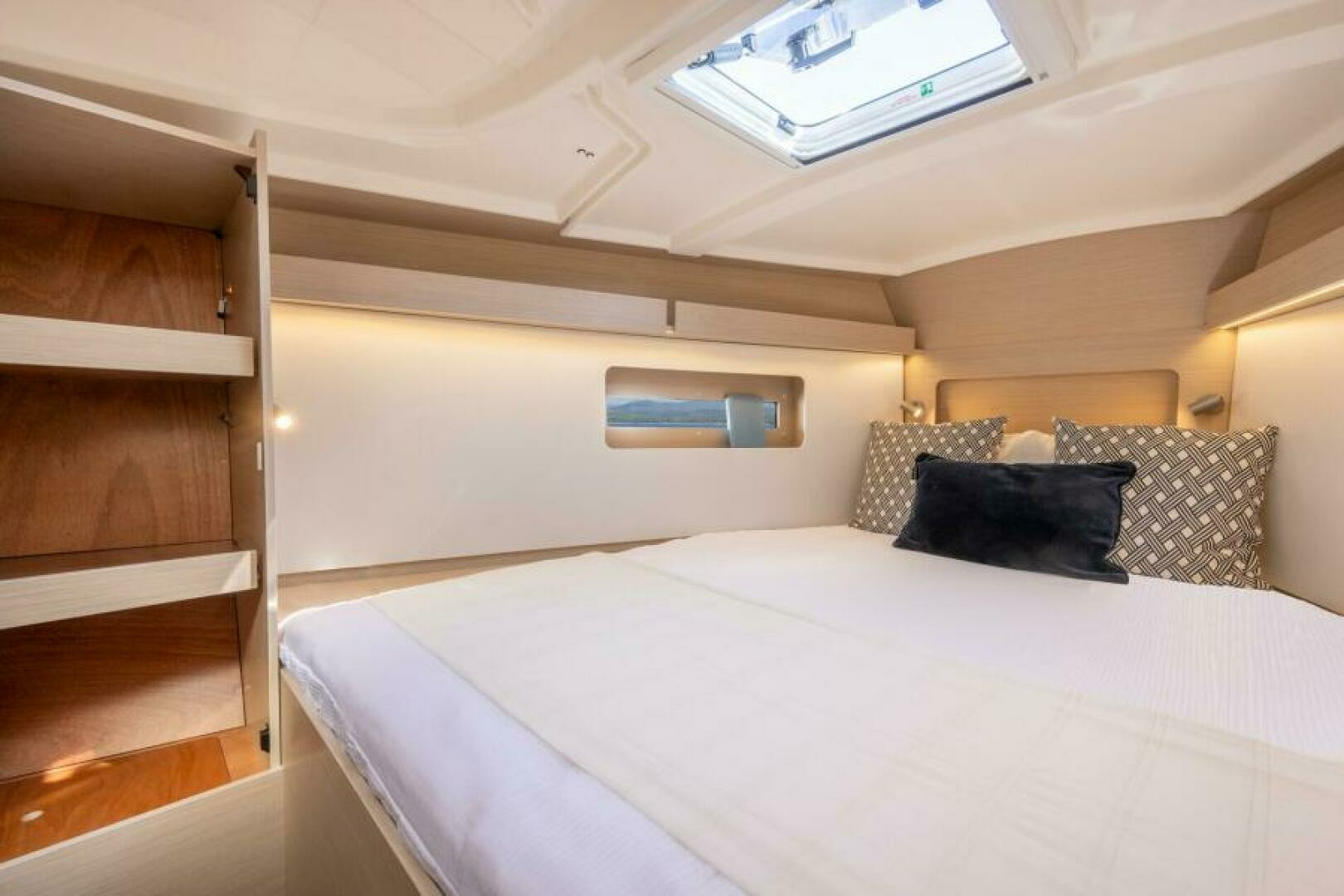 2024 Beneteau Oceanis 37.1 - Image 10