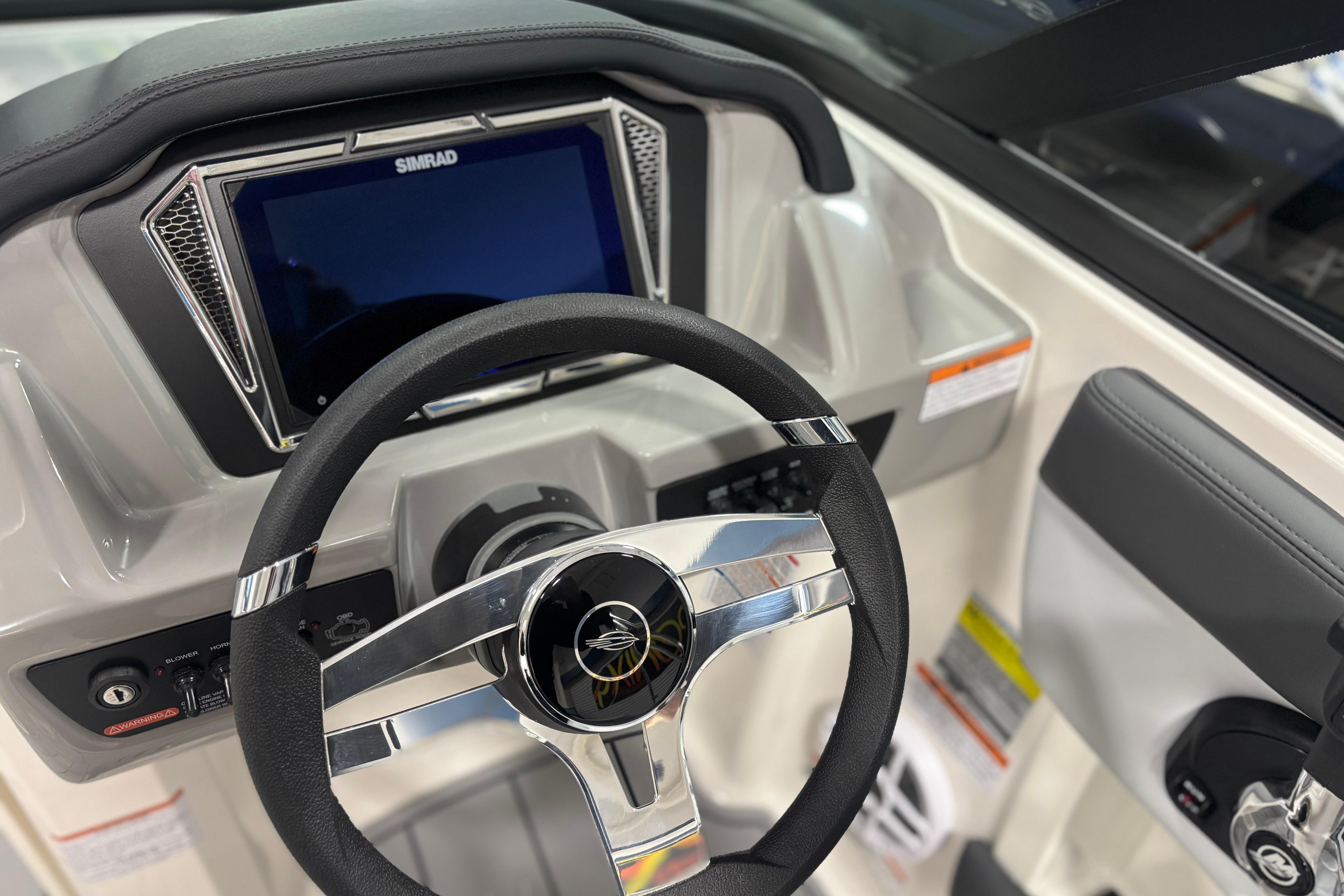 Steering wheel and dashboard of Chaparral 21 SSi Ski & Fish 2026.