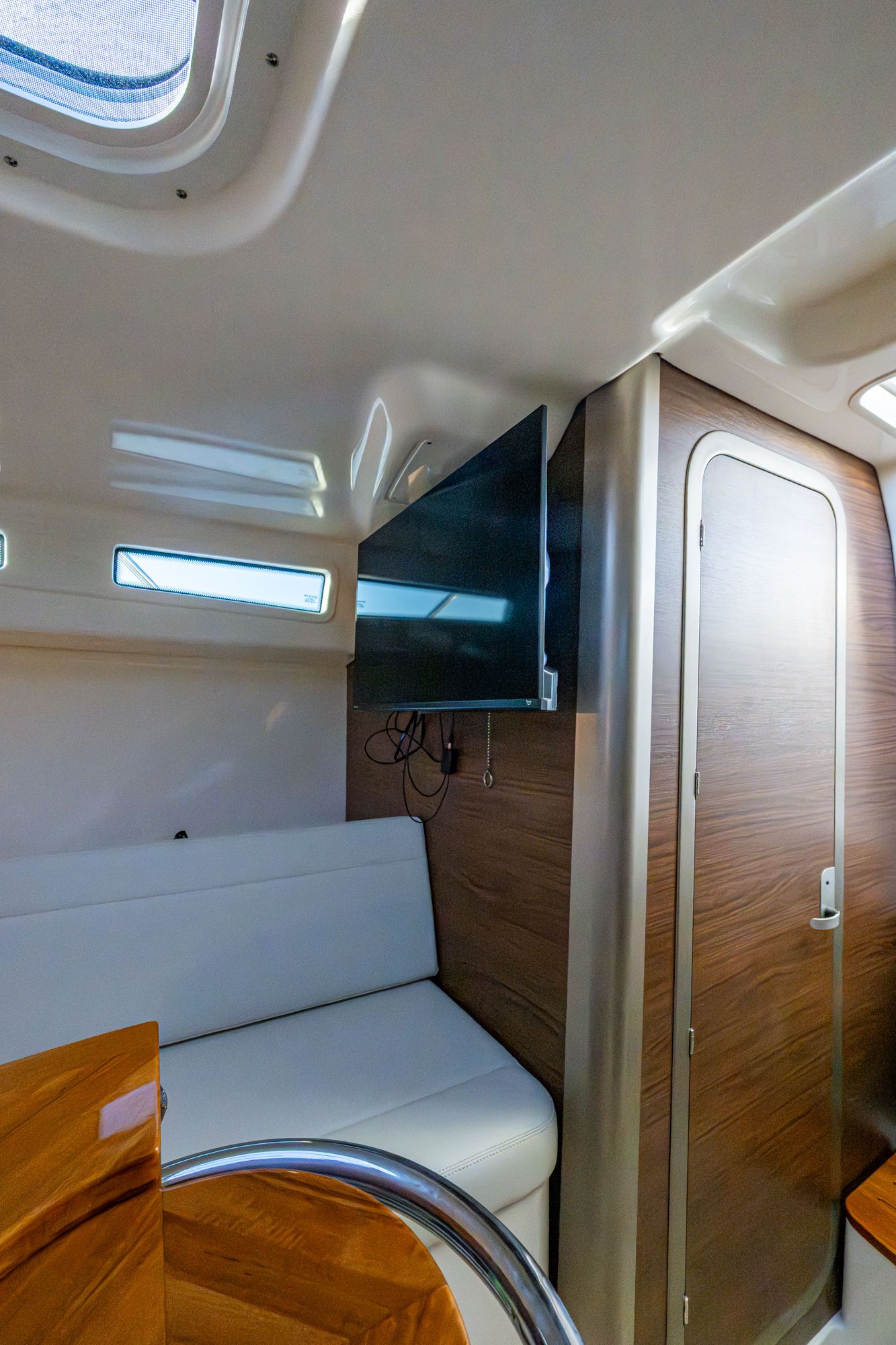 2023 BOSTON WHALER 325 CONQUEST - Image 39