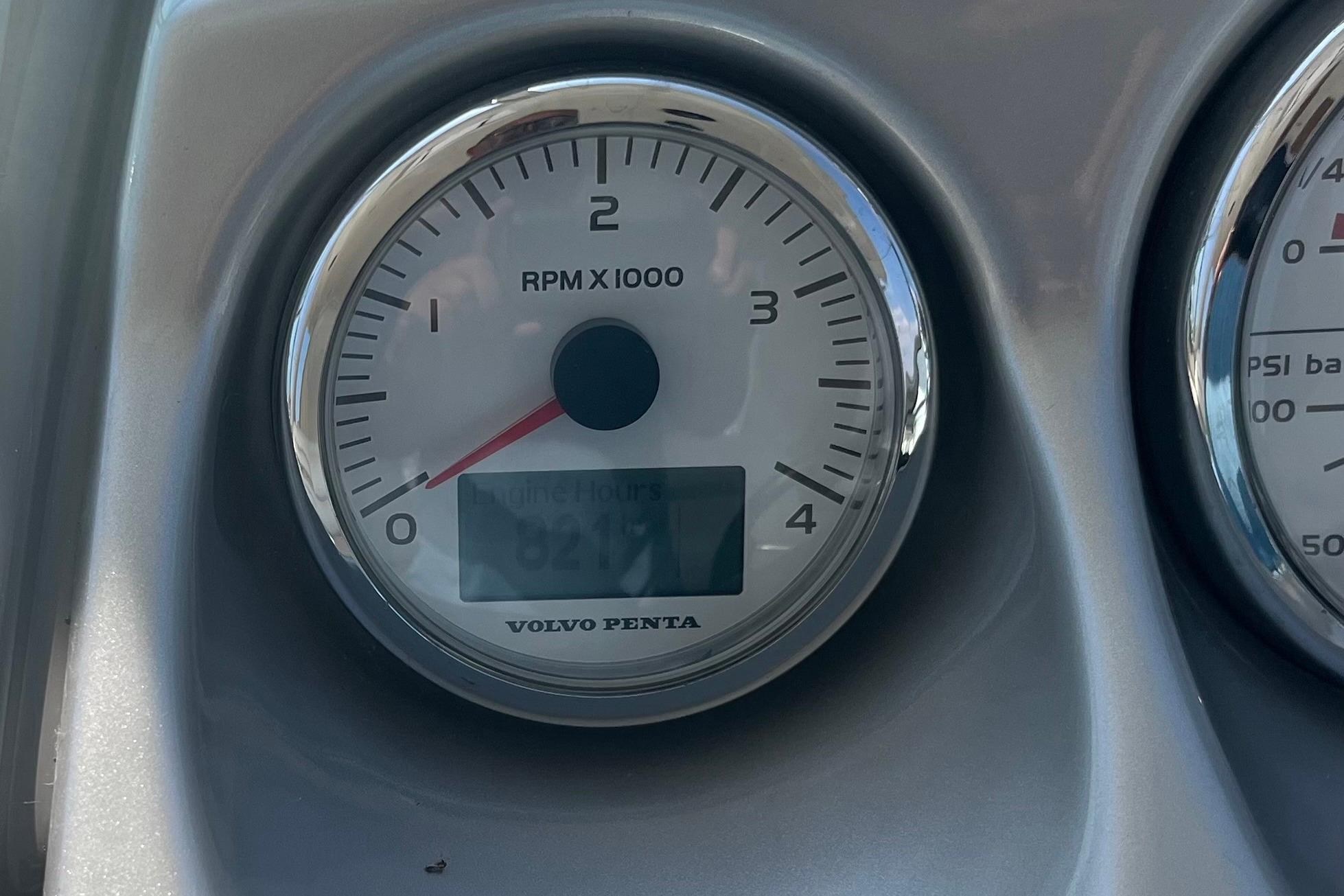 Tachometer of 2010 Monterey 400 Sport Yacht showing engine hours and RPM.