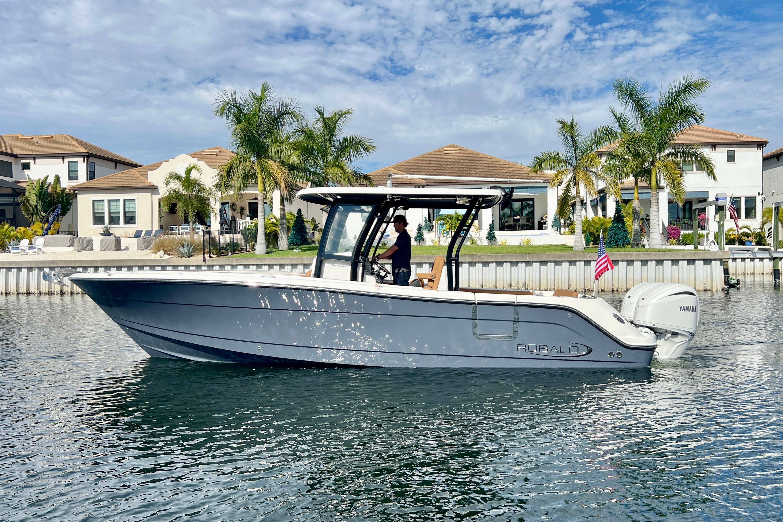 2025 Robalo R302 Center Console
