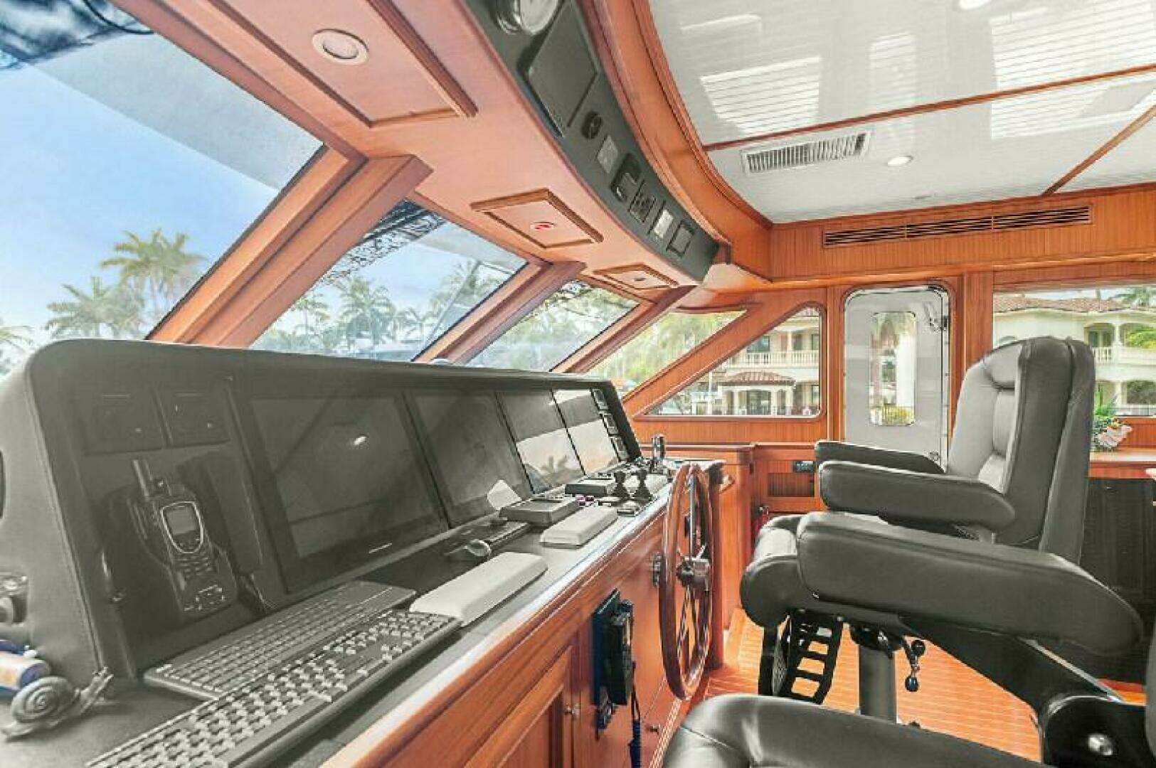 2006 Paragon Cockpit - Image 9